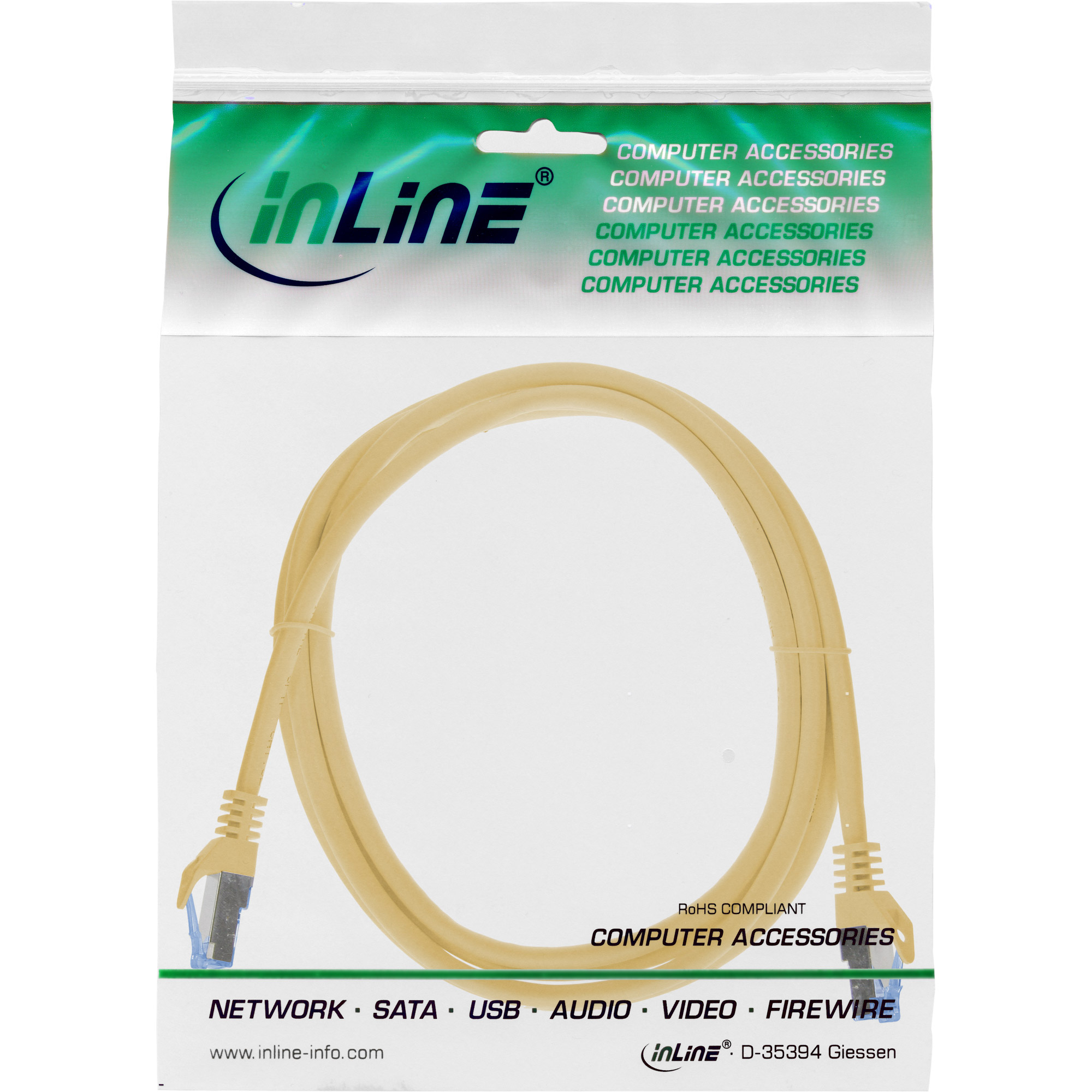 Cavo Ethernet in confezione di plastica. Testo sulla confezione. Sfondo bianco.