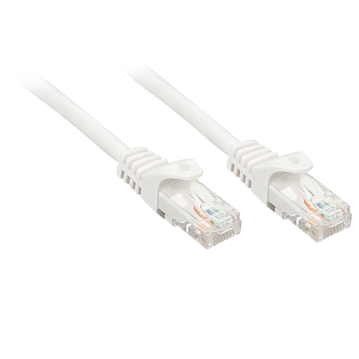 Twee witte Ethernet-kabels met transparante connectoren op een witte achtergrond.