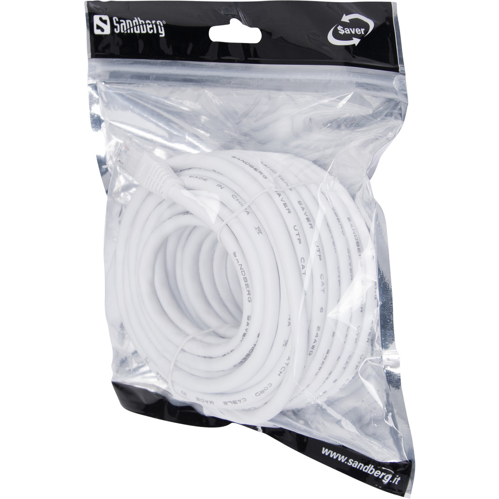 Cavo Ethernet bianco in sacchetto di plastica, marchio Sandberg, sfondo bianco.