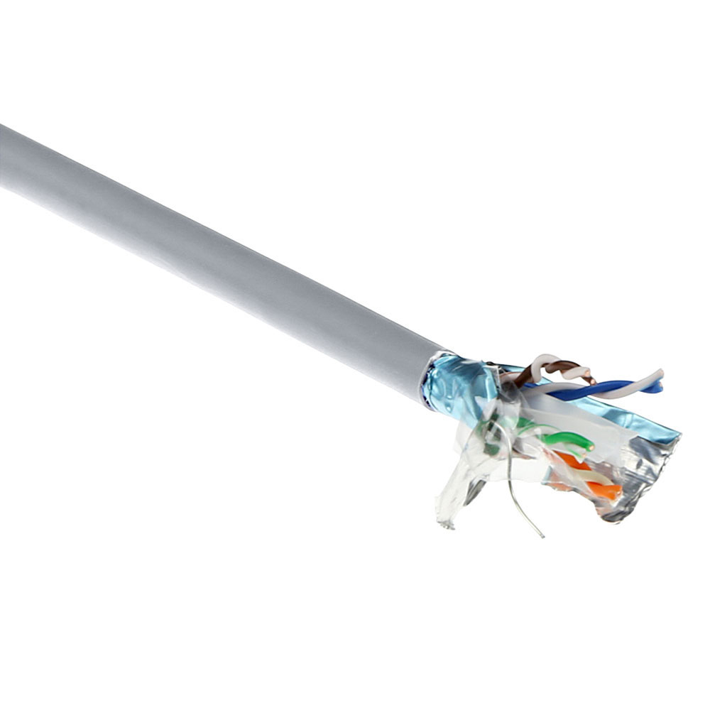 Cavo di rete tagliato che espone fili colorati, sfondo bianco.