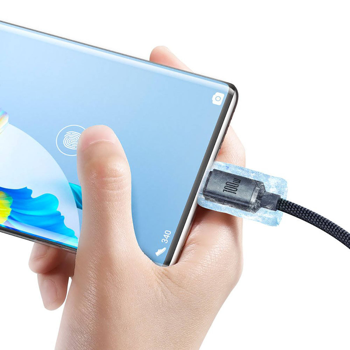 Dłoń trzymająca telefon z podłączonym kablem. Kabel jest podłączony do portu ładowania telefonu.