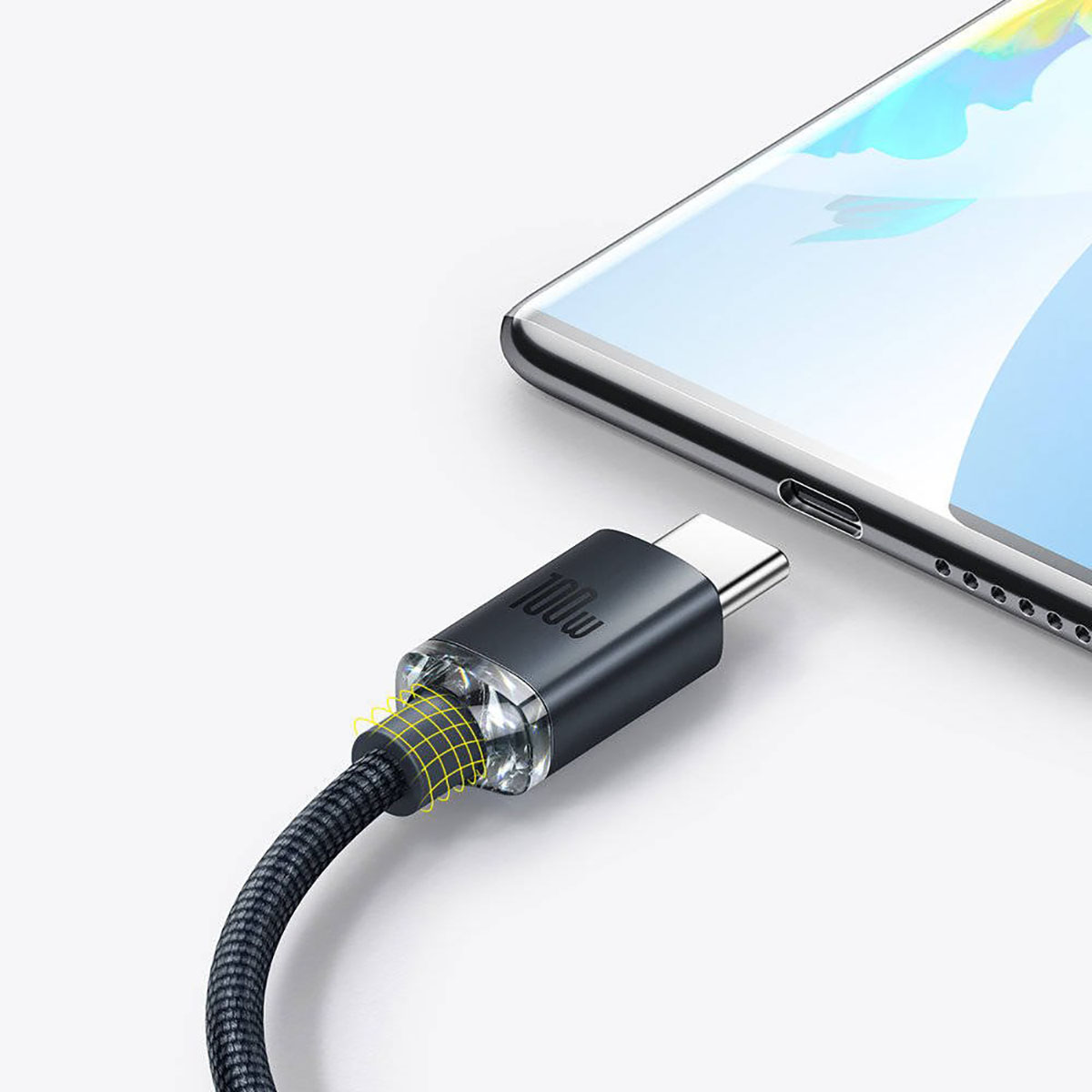 Kabel USB-C podłączony do telefonu, oznaczenie 100W, na białym tle.