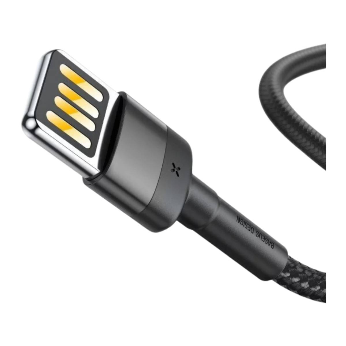 Primer plano de un cable de carga Baseus negro, con conector metálico y cable negro.