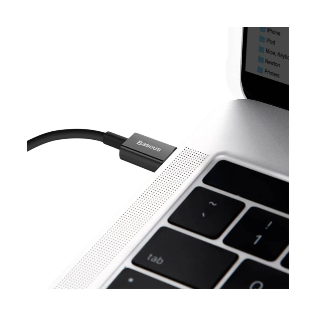 Laptop z podłączonym czarnym kablem USB-C, widoczne logo Baseus.