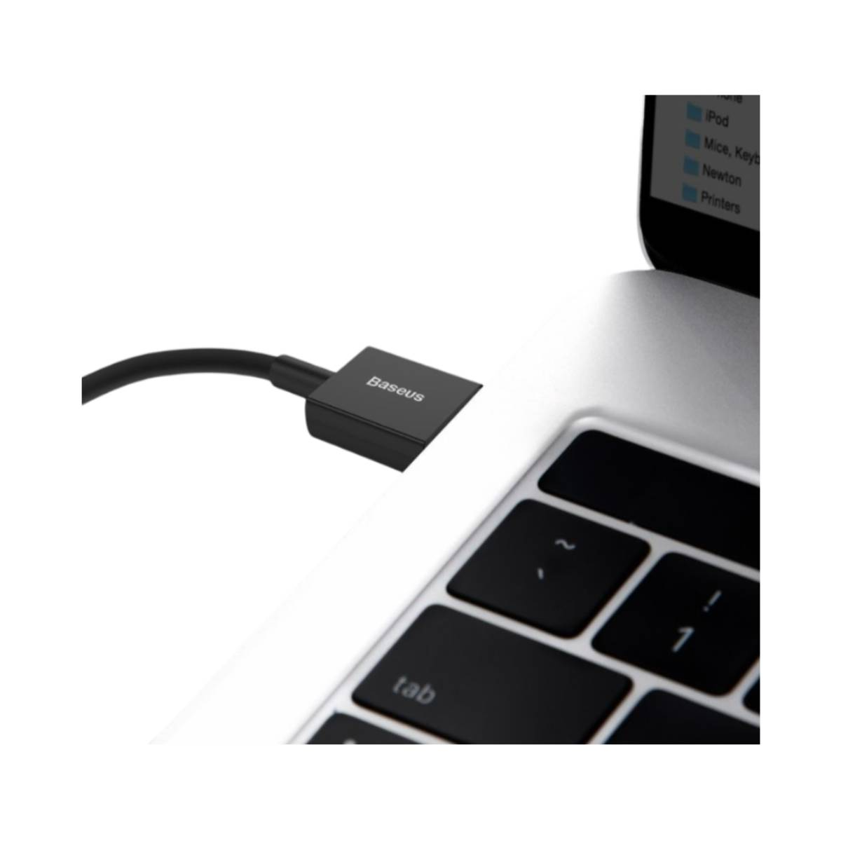 Czarny kabel USB jest podłączony do laptopa.