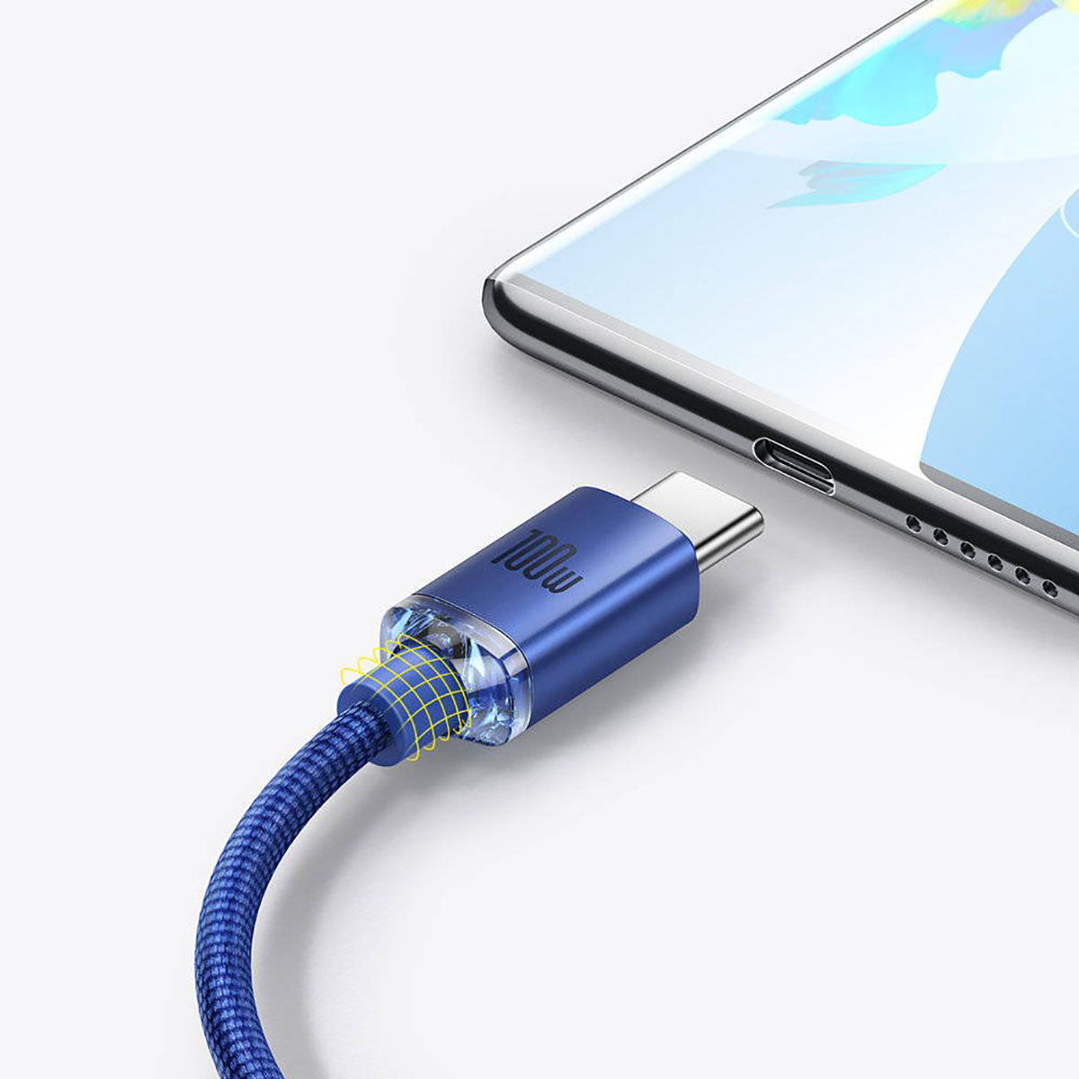 Niebieski kabel USB-C podłączony do smartfona, z etykietami '100W' i 'Baseus'.