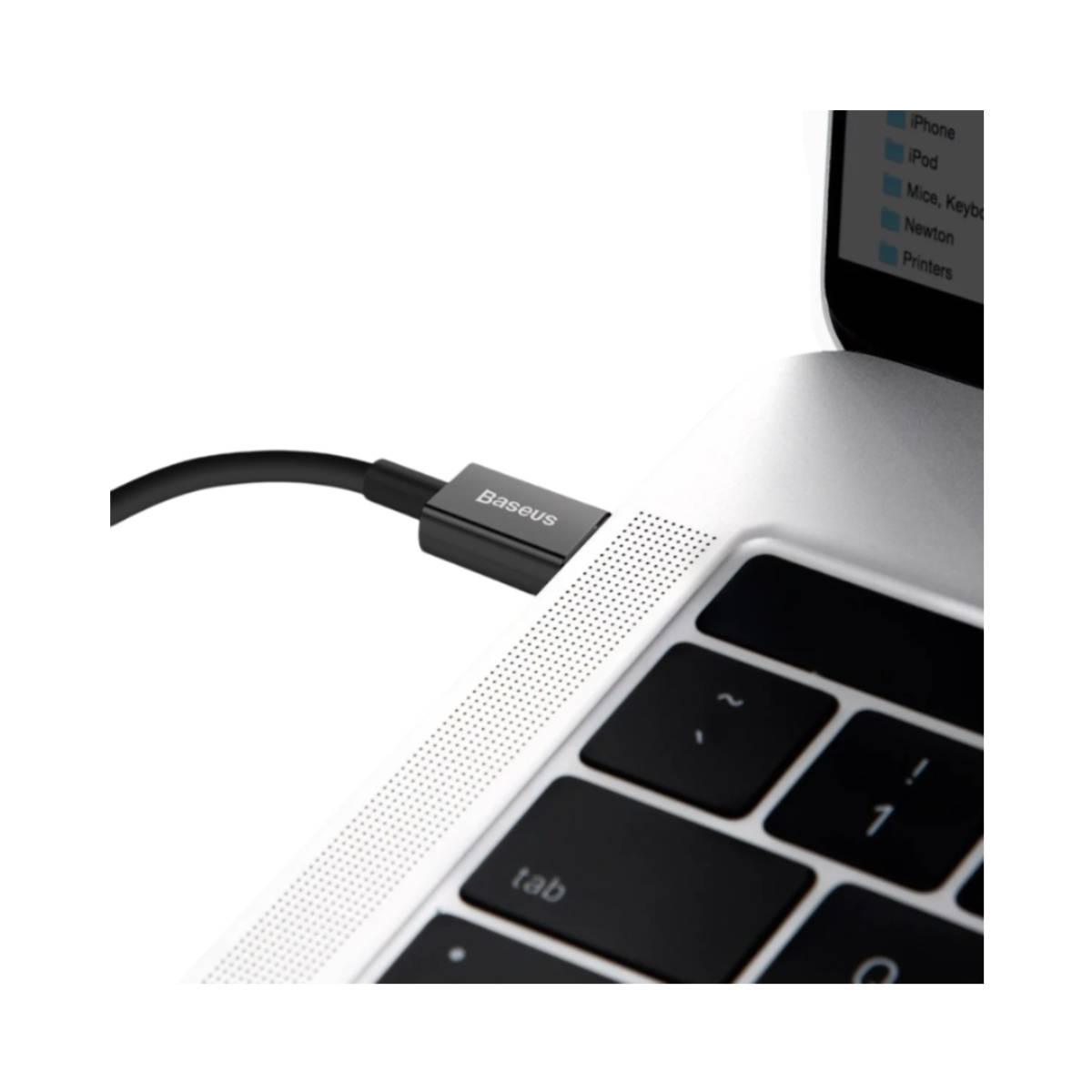 Un câble USB noir est branché sur un ordinateur portable.