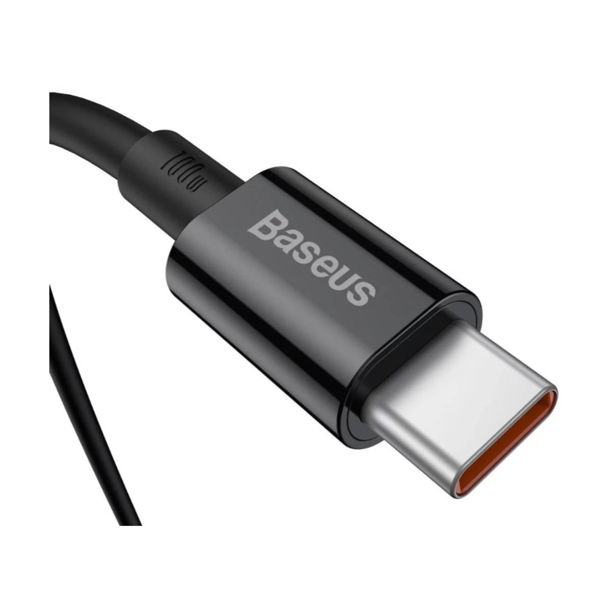 Primo piano di un cavo USB-C nero con il logo Baseus su sfondo bianco.
