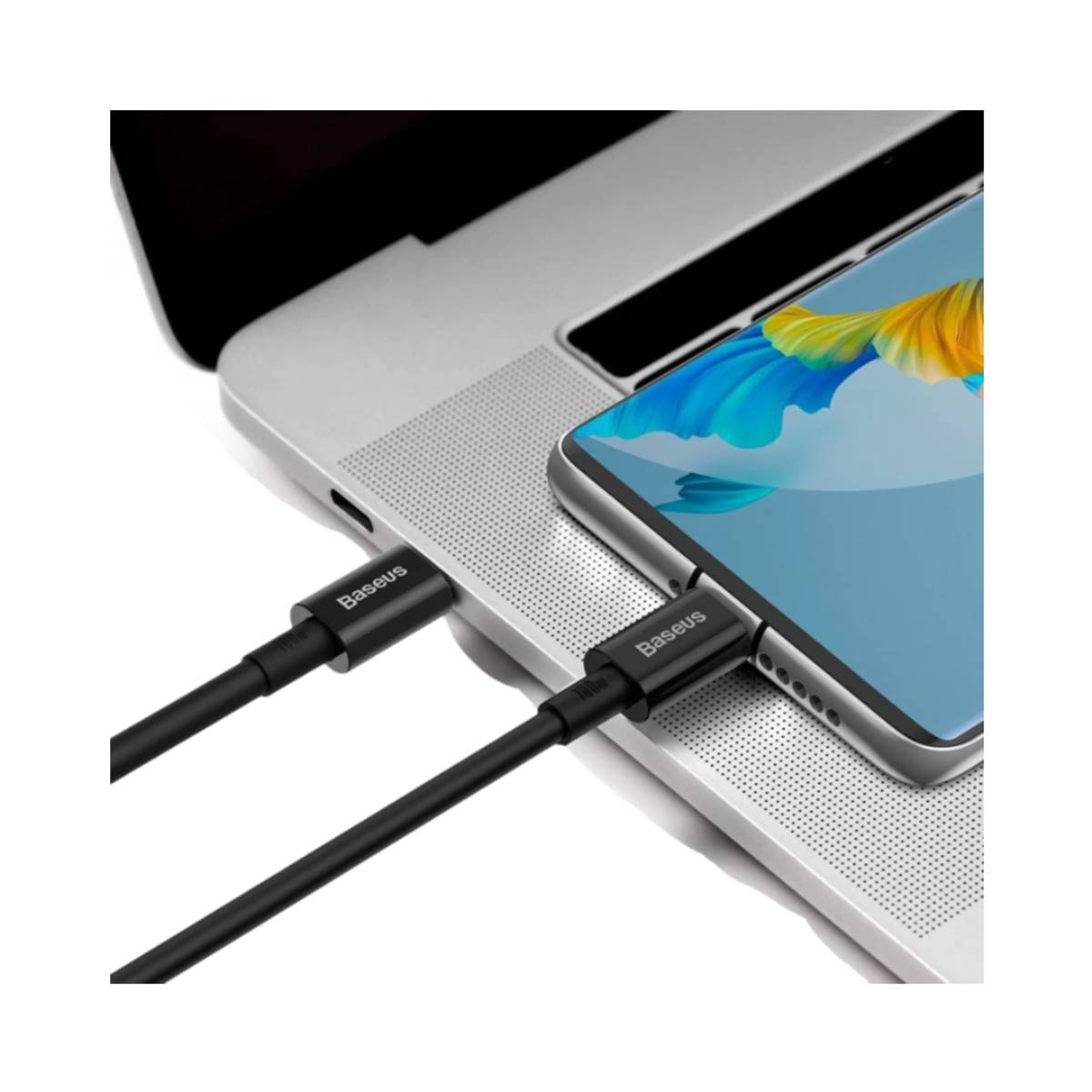 Cavi USB-C neri collegano un telefono a un laptop. Marchio Baseus visibile. Sfondo bianco.