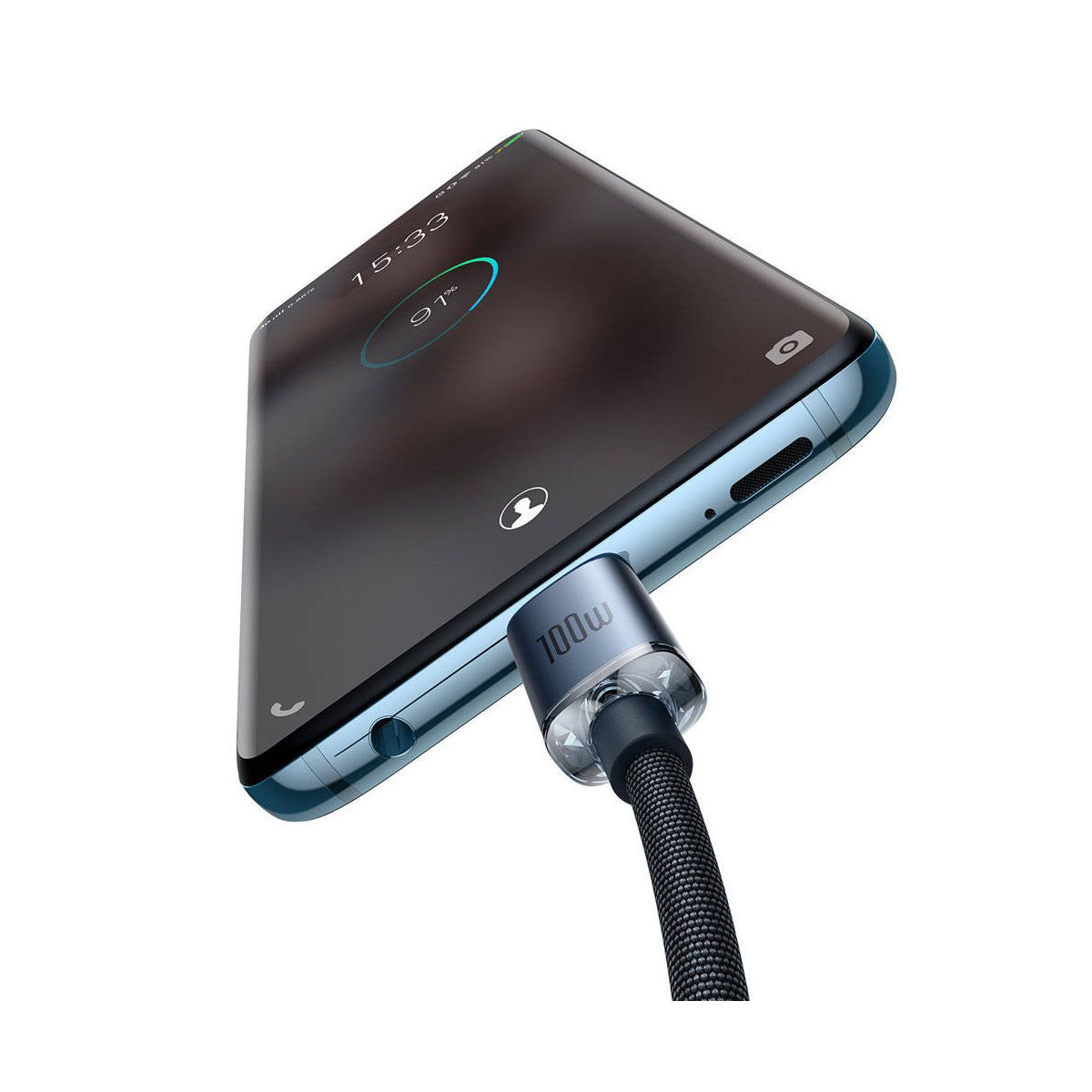 Telefoon wordt opgeladen met een zwarte kabel. Toont 91% lading. Witte achtergrond.
