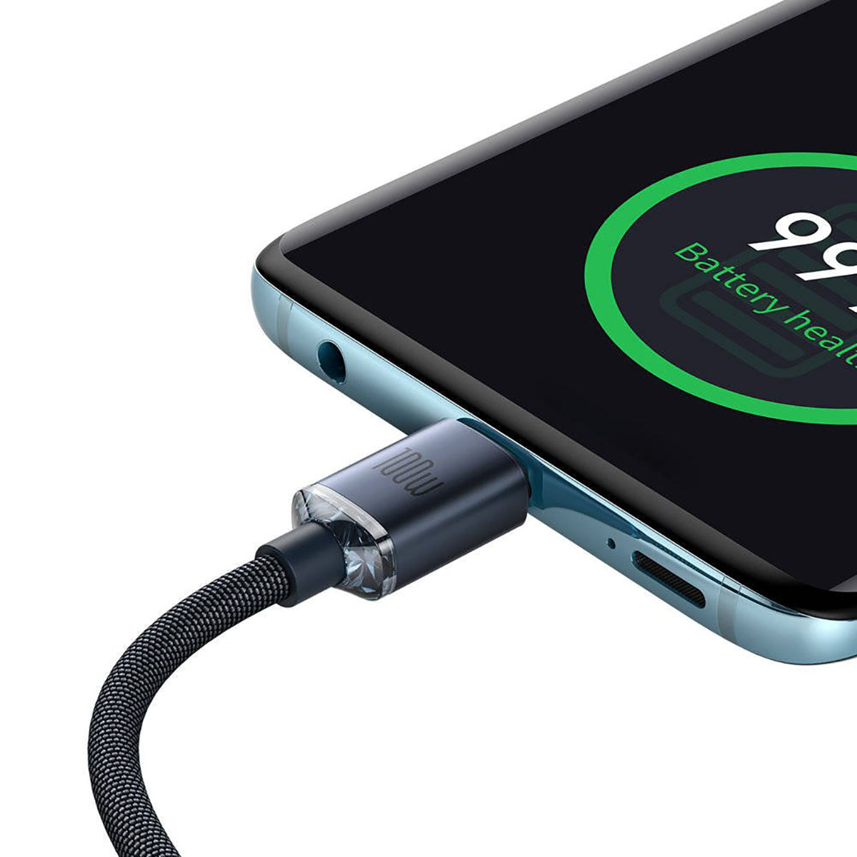 Zwarte kabel laadt een telefoon op. Telefoon toont 99% batterij. Oplaadpoort zichtbaar.