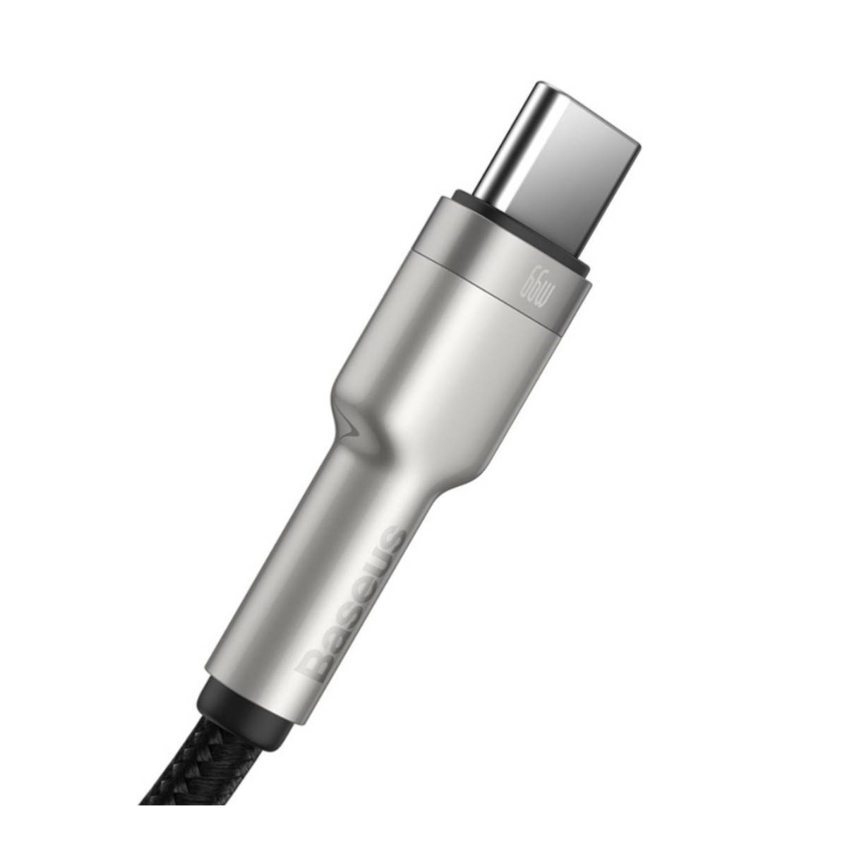 Gros plan sur un câble USB-C argenté avec marquage 66w.