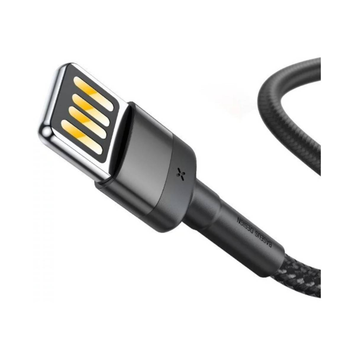 Schwarzes USB-C-zu-Lightning-Kabel. Baseus Design. Weißer Hintergrund. Nahaufnahme.