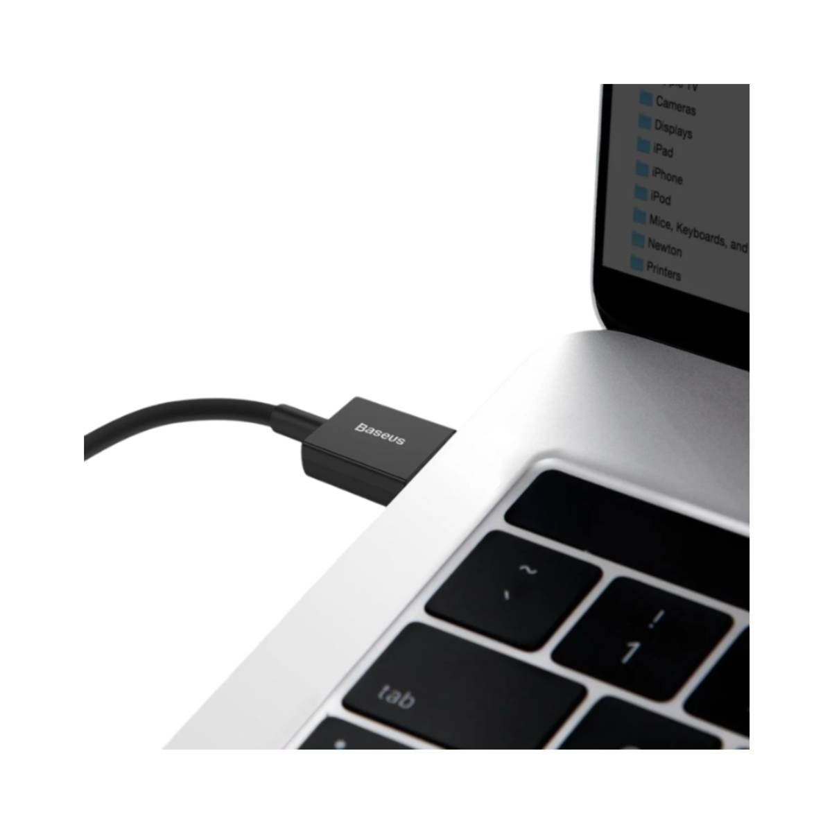 Adapter Baseus USB-C podłączony do laptopa, czarny adapter i kabel, białe tło.