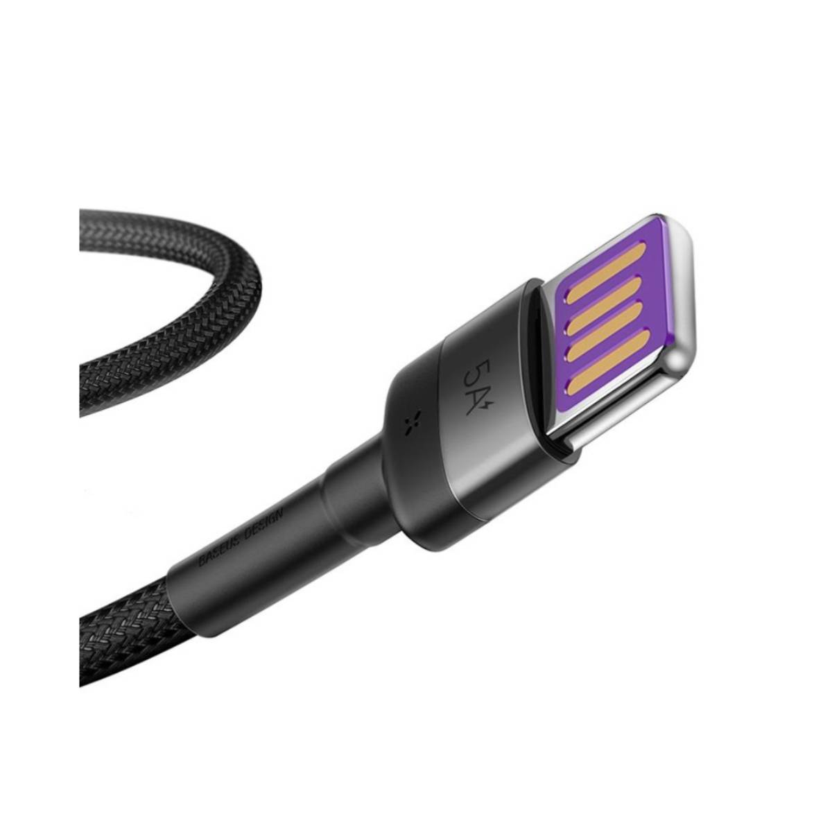 Czarny kabel ładujący z wtyczką USB-C, fioletowy i złoty w środku. Białe tło.