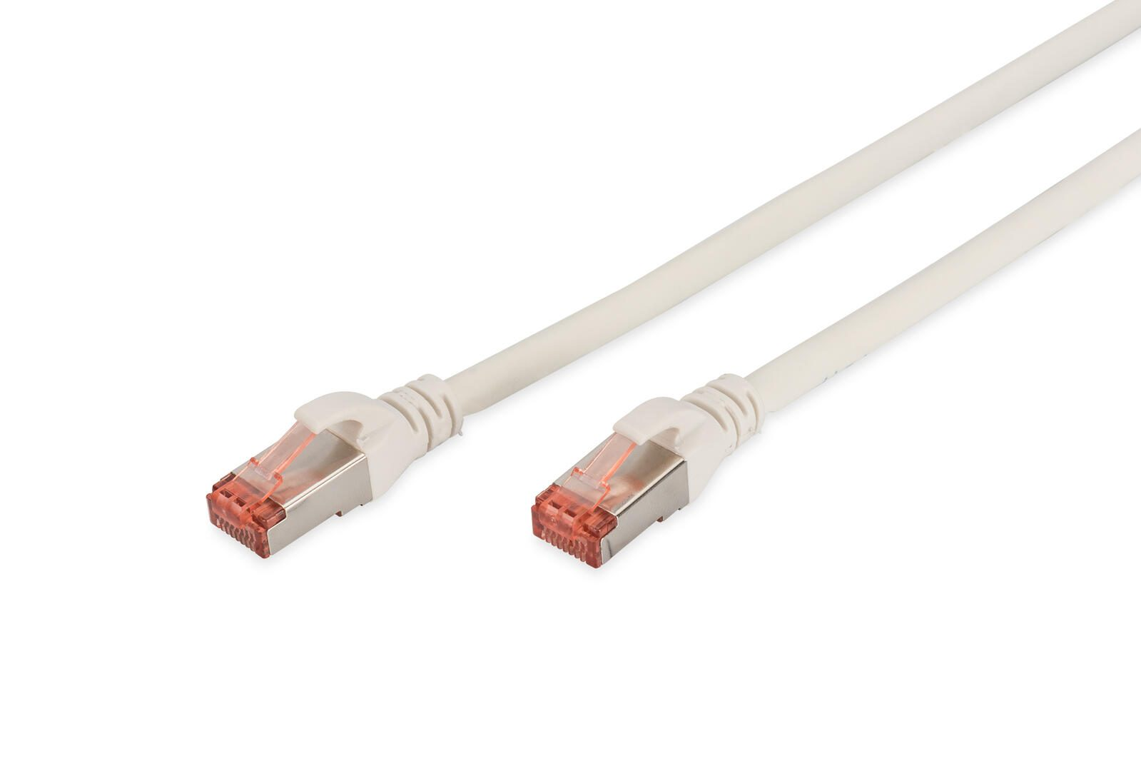 Twee witte Ethernet-kabels met oranje connectoren op witte achtergrond.