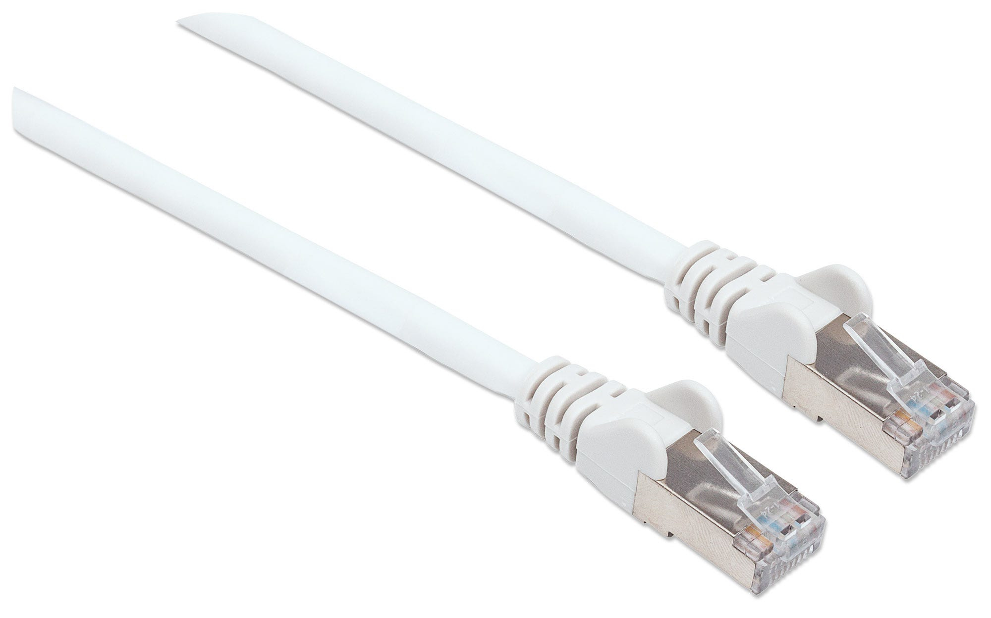 Due cavi Ethernet bianchi con connettori. Sfondo bianco.