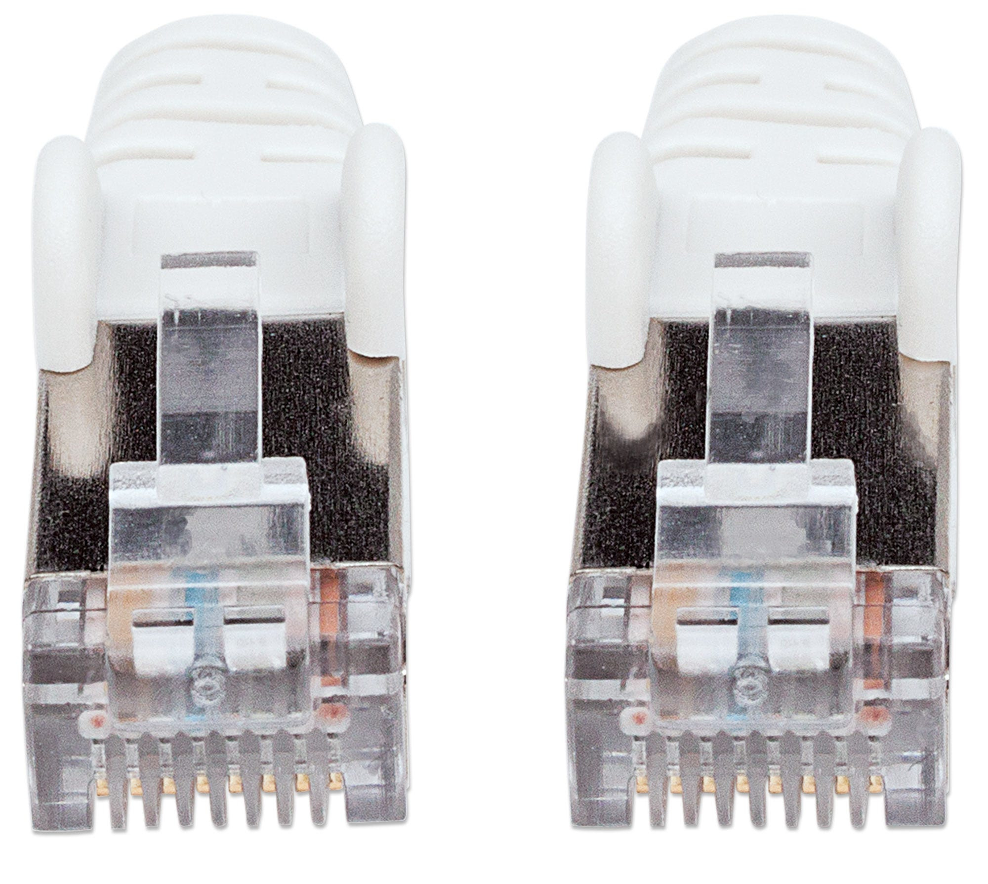 Due connettori RJ45 bianchi. Sfondo bianco.