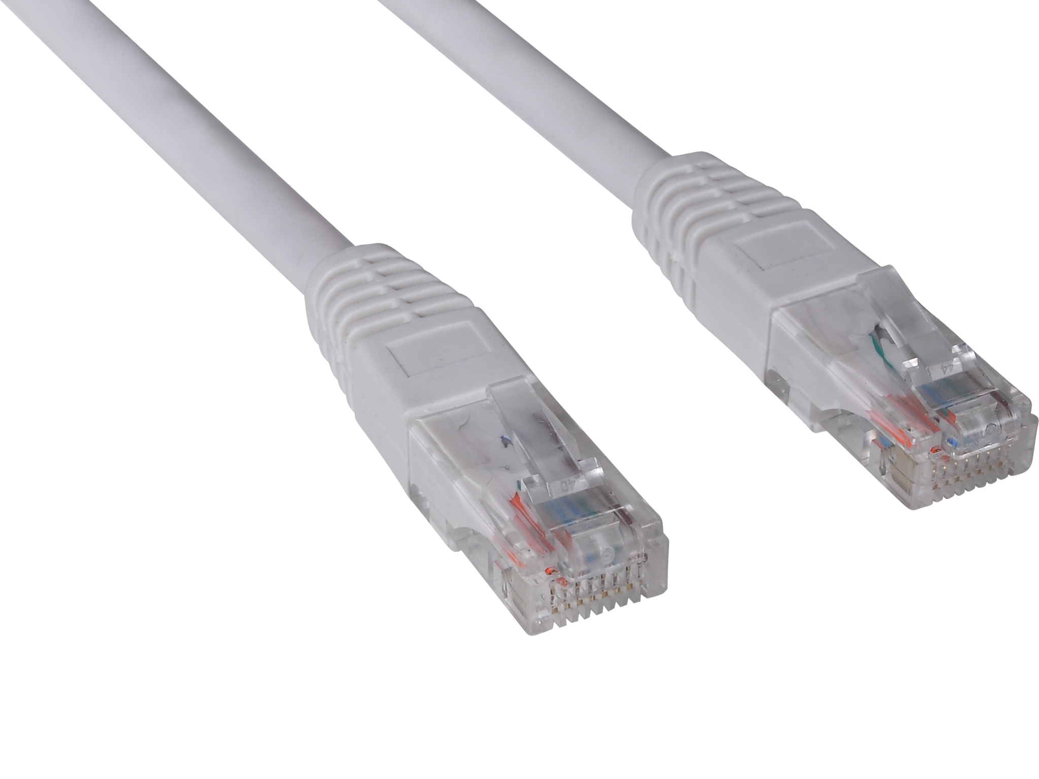 Deux câbles Ethernet blancs avec des connecteurs transparents. Les câbles sont coudés et ont des connecteurs clairs.