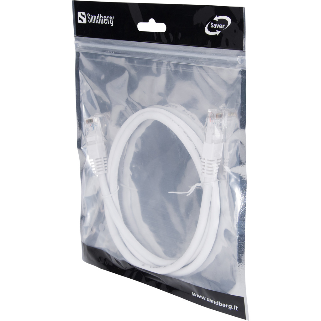 Câble réseau blanc à l'intérieur d'un sac en plastique transparent. Le sac a un en-tête noir.