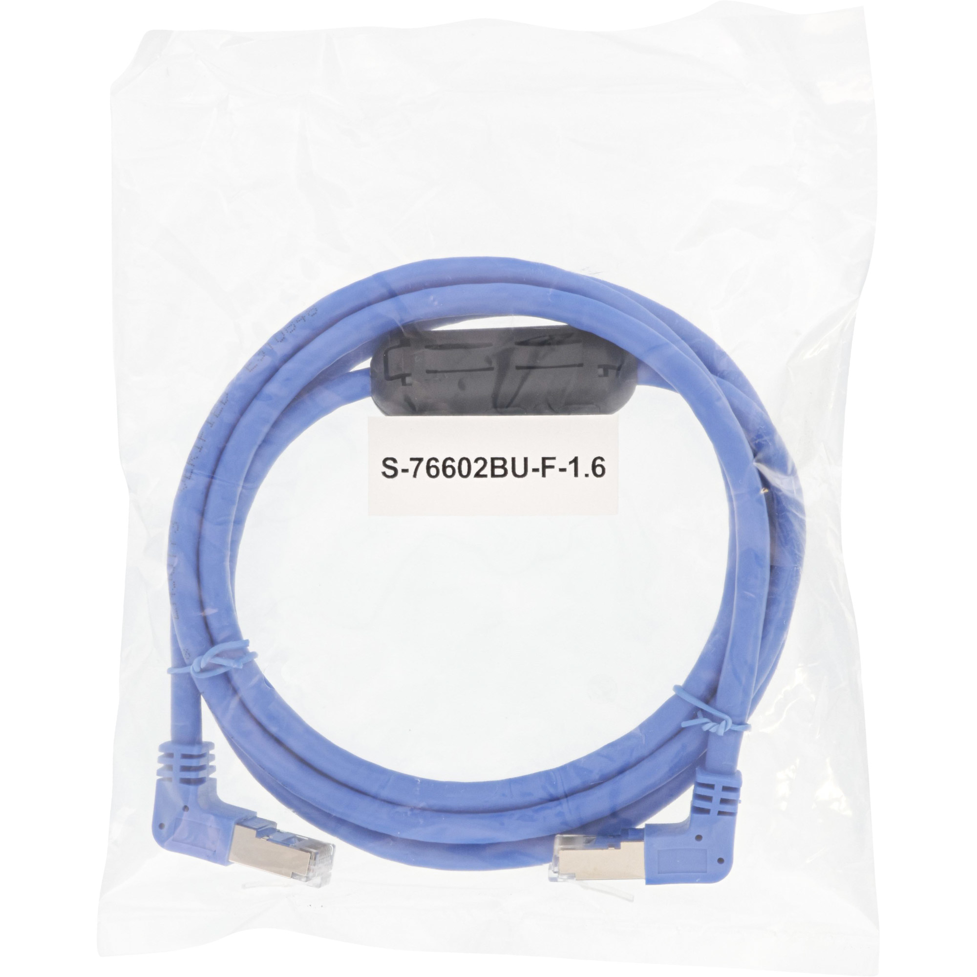 Un cavo Ethernet blu in un sacchetto di plastica trasparente. Ha connettori angolati e un'etichetta bianca.