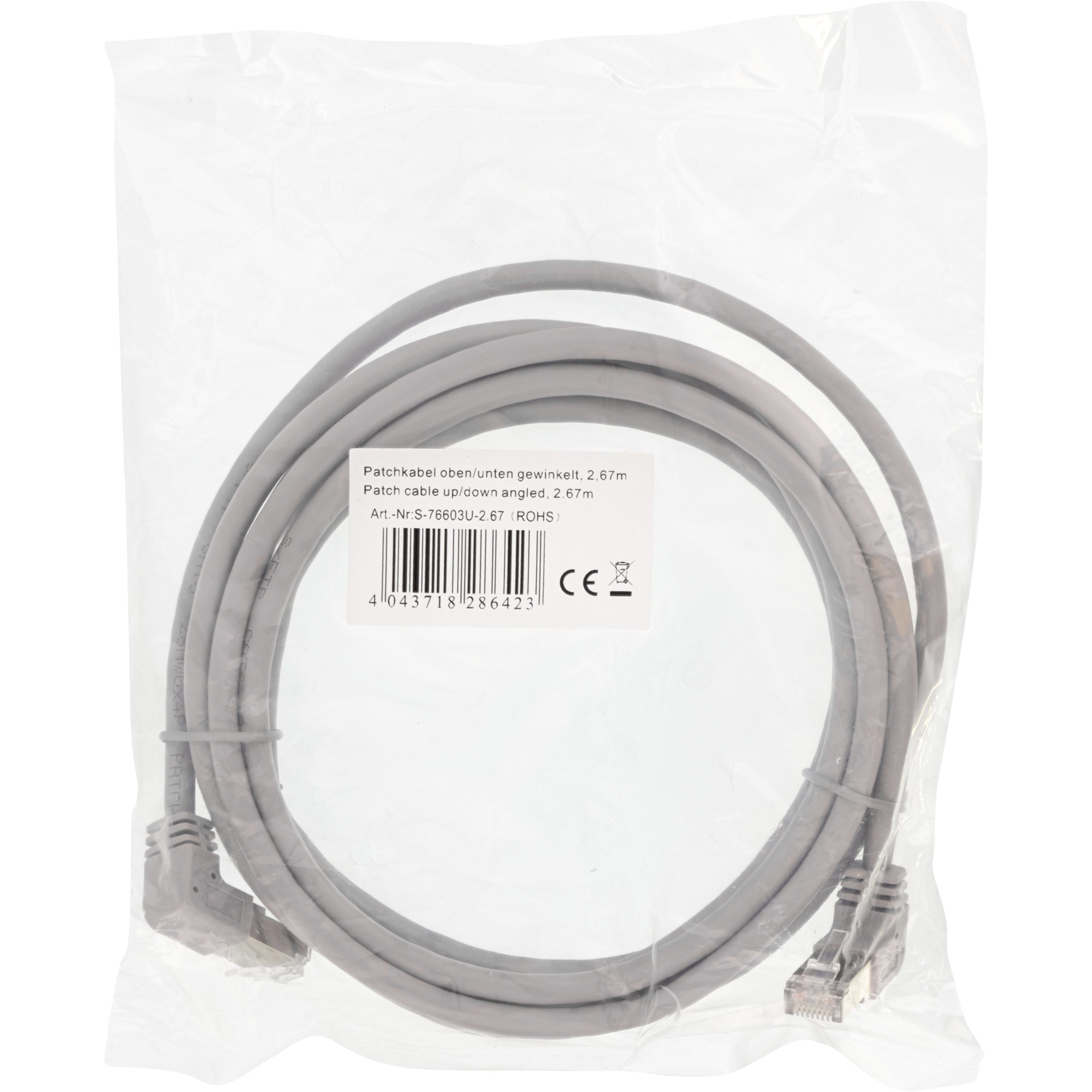 Ethernet kabel gerold in plastic. Tekst in het Duits op het label. Witte achtergrond.