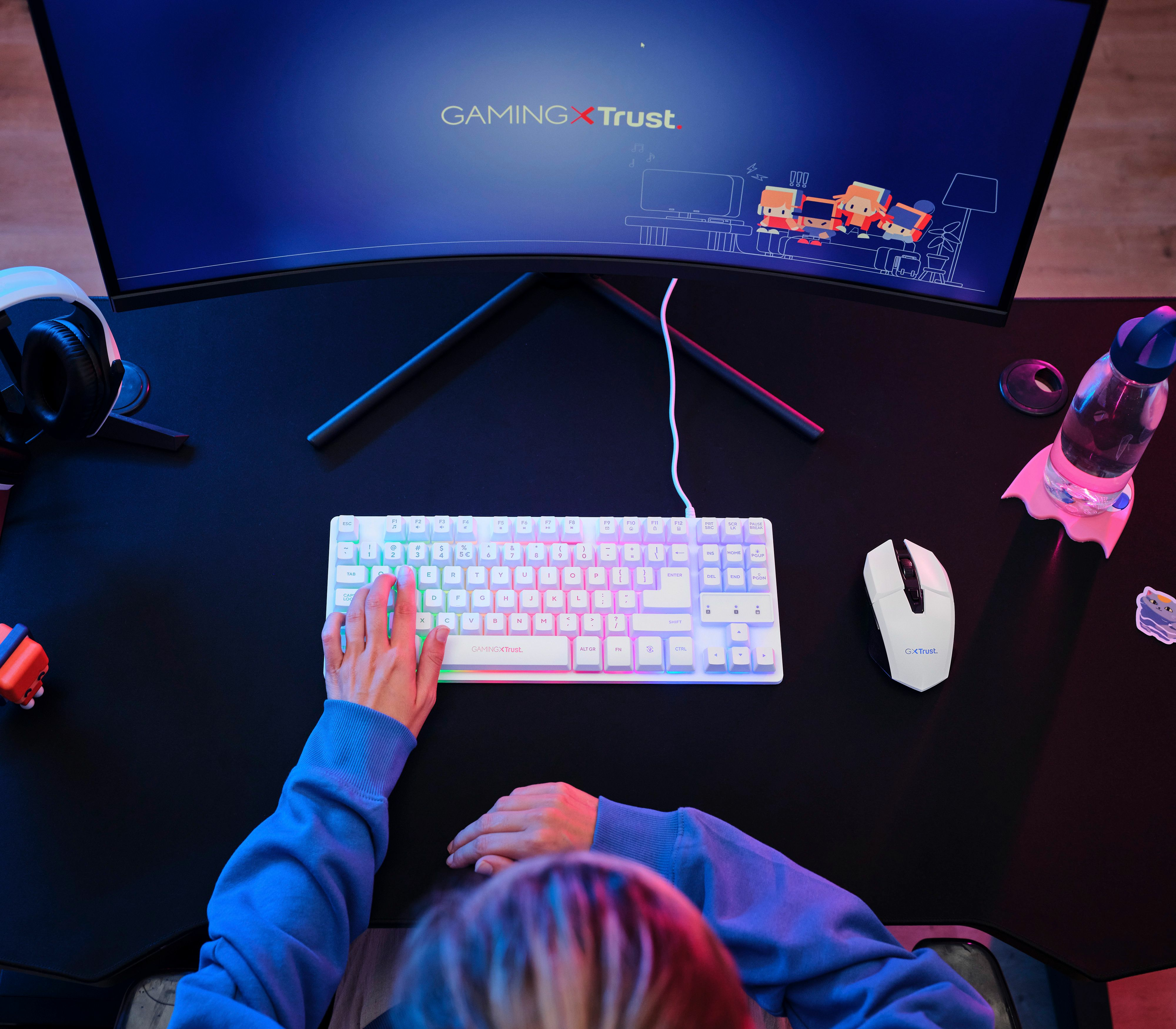Person verwendet eine weiße, hintergrundbeleuchtete Tastatur und Maus, Gaming-Setup.