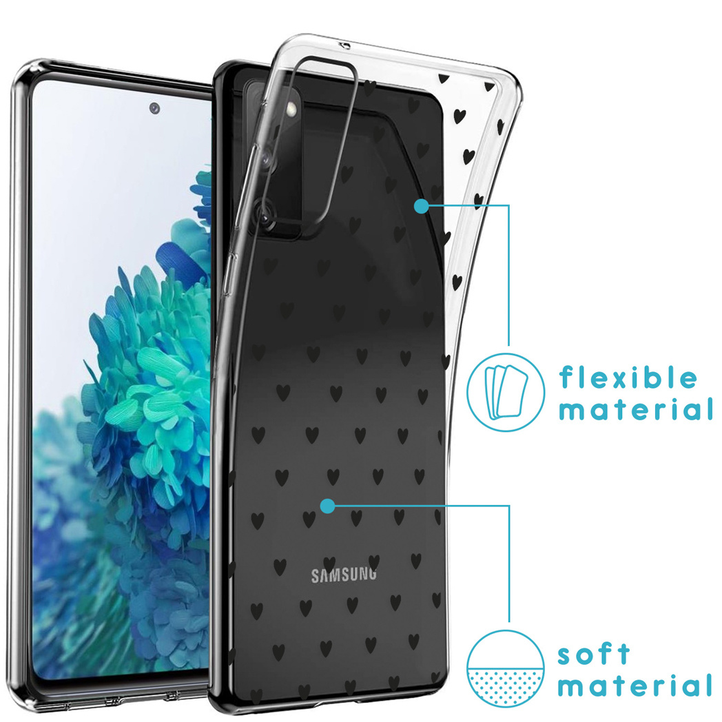 Custodia trasparente con piccoli cuori neri. Telefono sullo sfondo. Materiale flessibile e morbido.