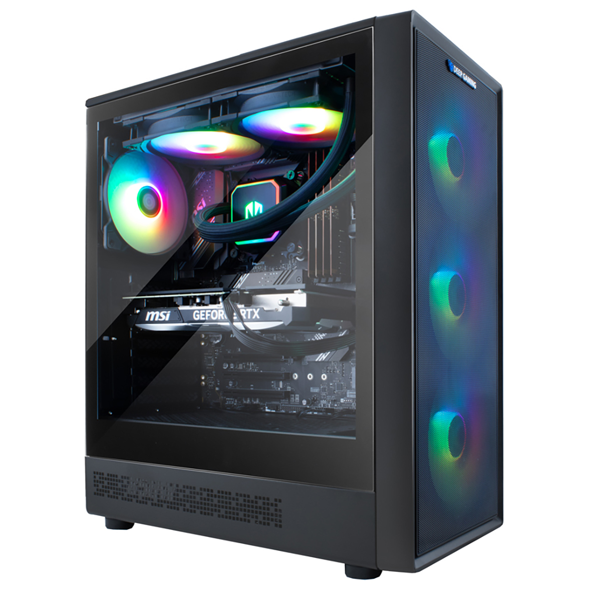 PC para juegos con panel lateral de vidrio. Dentro, se ven ventiladores y componentes. Fondo blanco.