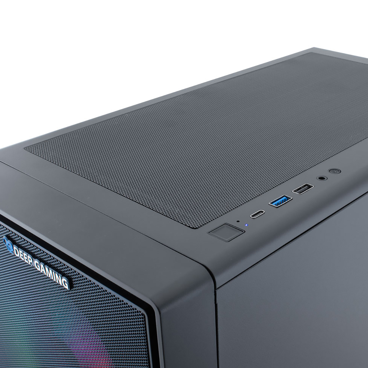 Una caja de ordenador negra con malla en la parte delantera y superior. La parte delantera tiene un logotipo y luces.