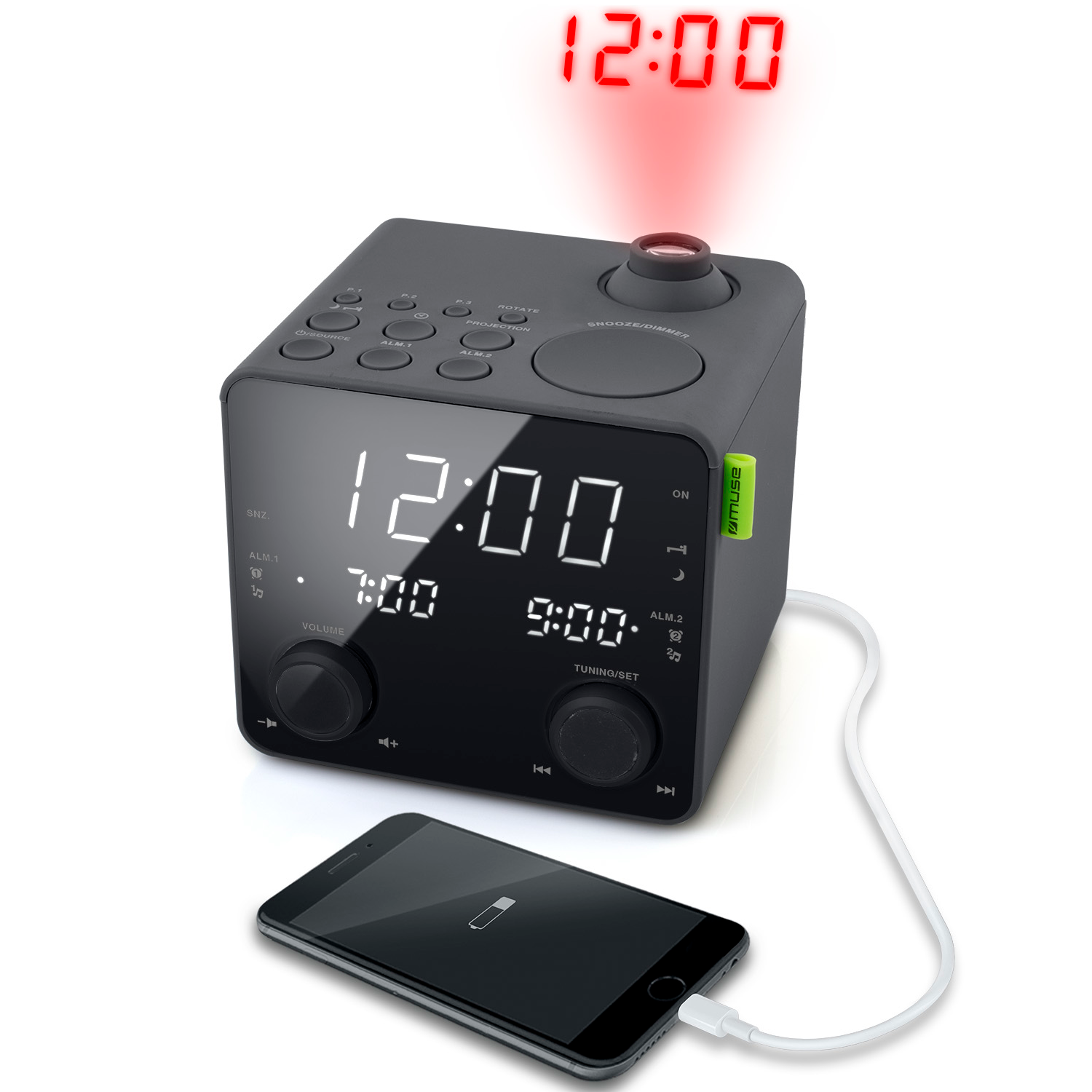 Czarny zegar cyfrowy z ładowaniem telefonu. Zegar pokazuje 12:00, z czerwoną projekcją. Telefon jest czarny, ładuje się, biały kabel.