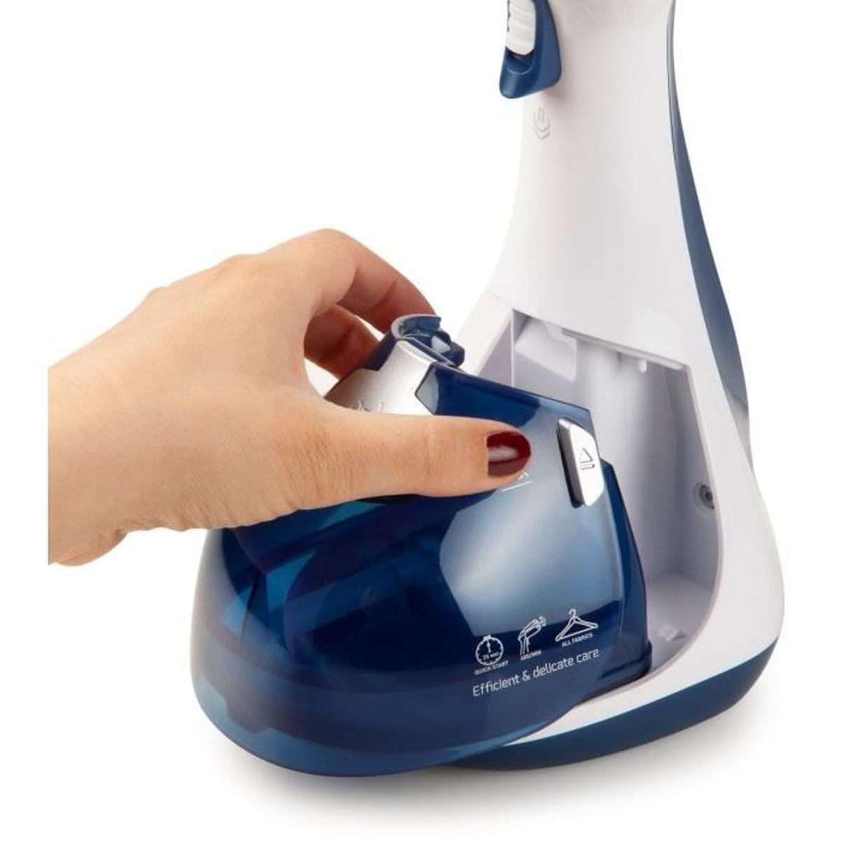 Eine Hand öffnet einen blauen Wassertank eines weiß-blauen Dampfbügeleisens.