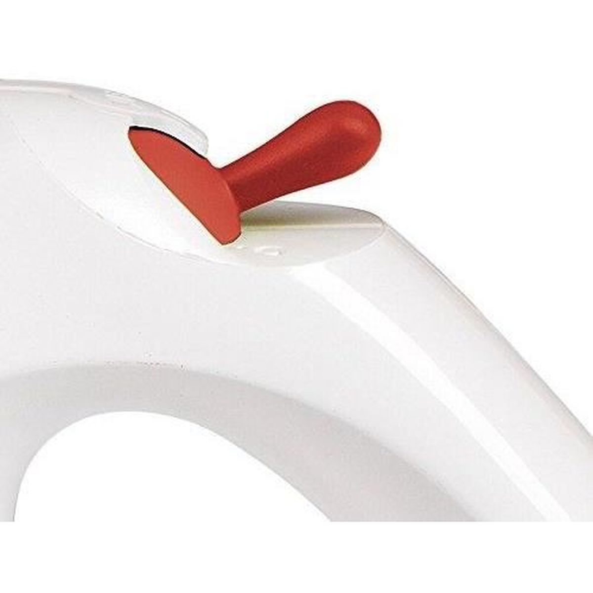 Pulsante rosso su frullatore Moulinex bianco, primo piano, isolato su bianco.