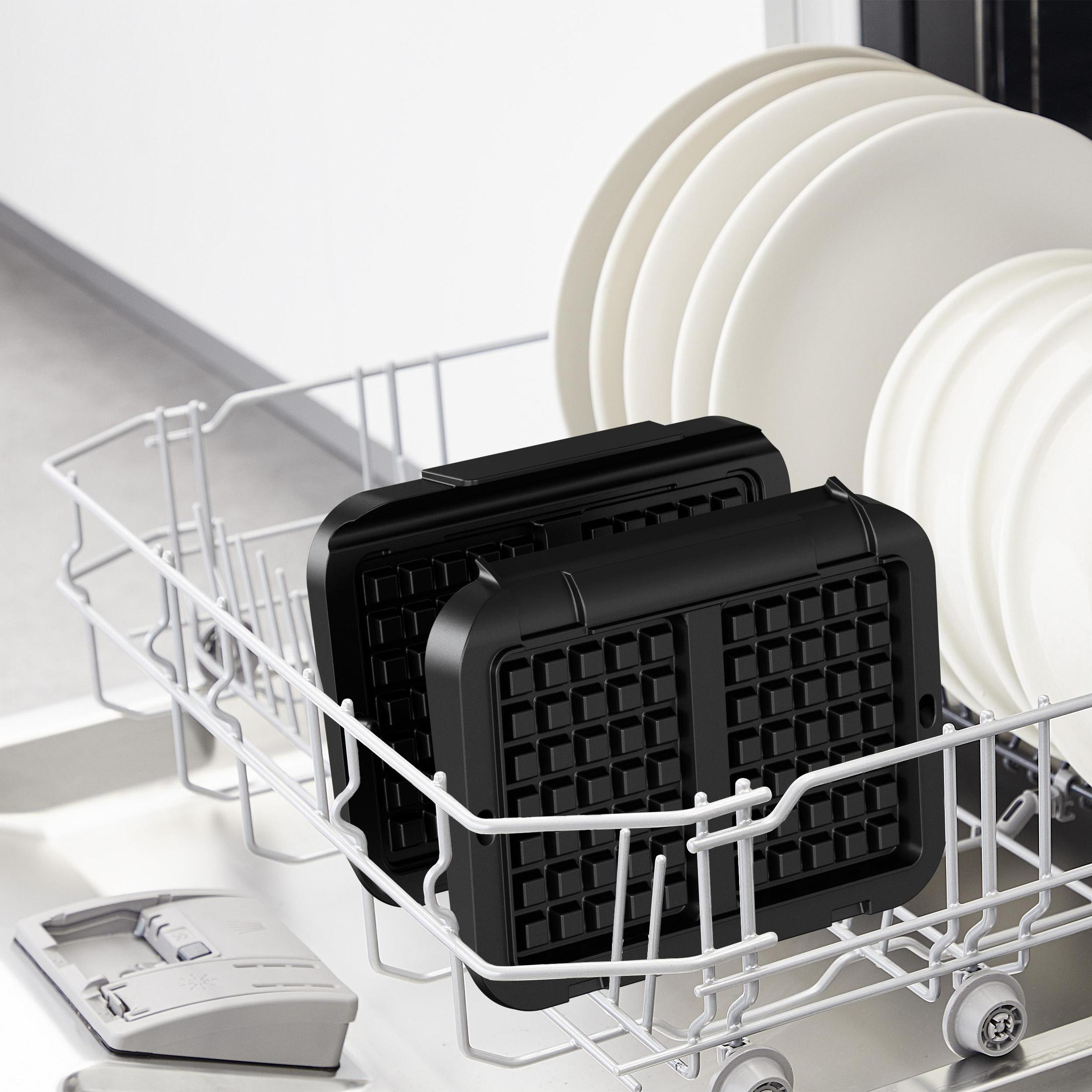 Stojak do zmywarki z płytami do gofrów. Białe naczynia w tle. Srebrny stojak.