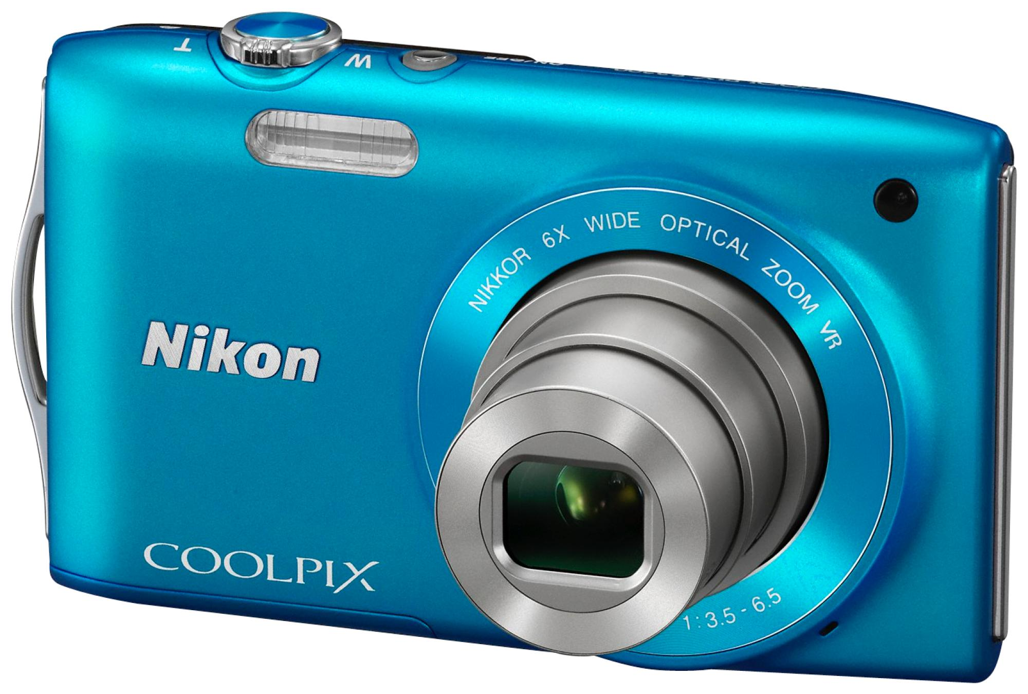 Fotocamera blu Nikon Coolpix, vista frontale. Ha un obiettivo e un flash, con il nome del marchio visibile.