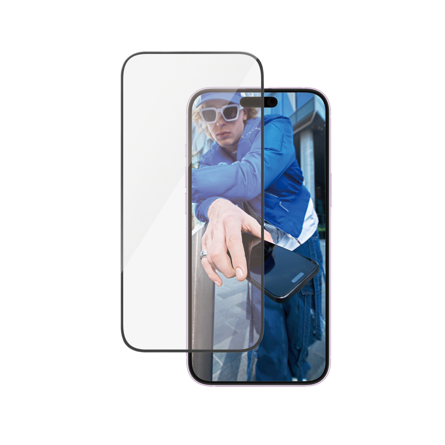 Ekran koruyucusu takılı bir telefon tutan bir kişi.