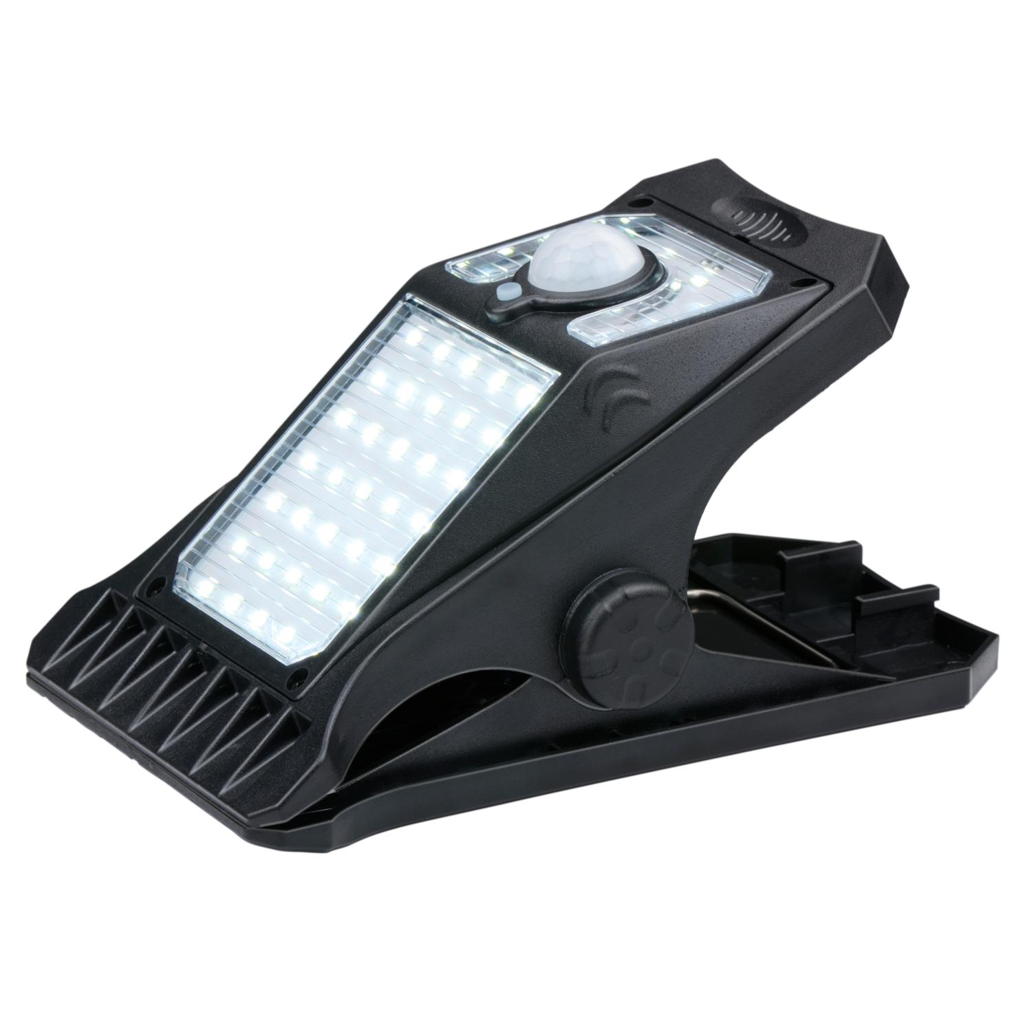Zwarte clip-on lamp op zonne-energie met LED-verlichting en een bewegingssensor.