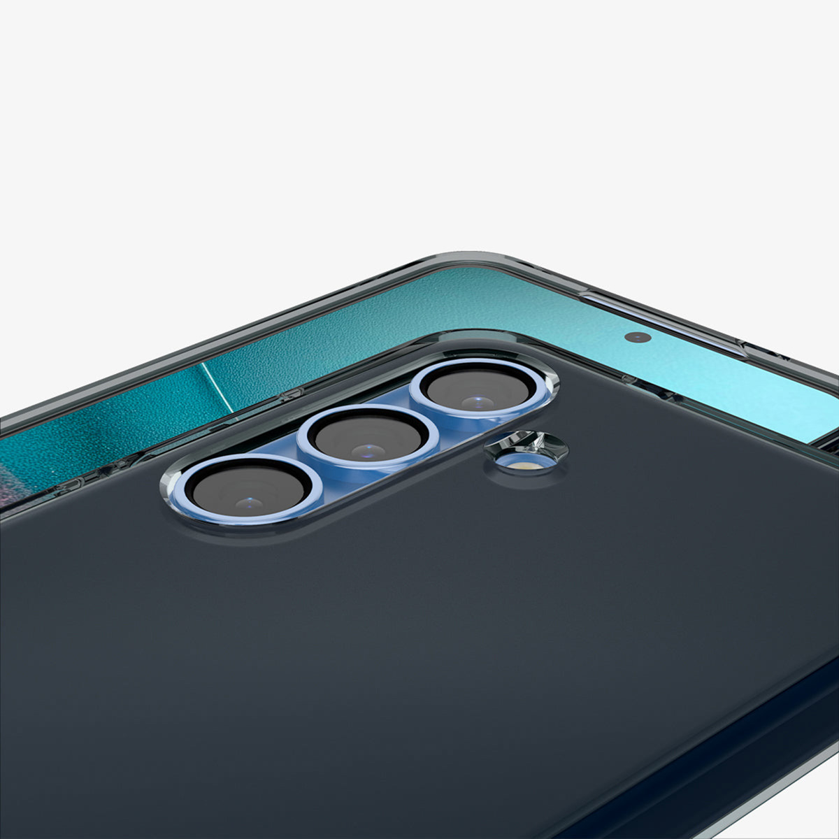 Gros plan de l'arrière d'un téléphone bleu marine avec une coque transparente. Montre 3 caméras et une partie de l'écran.