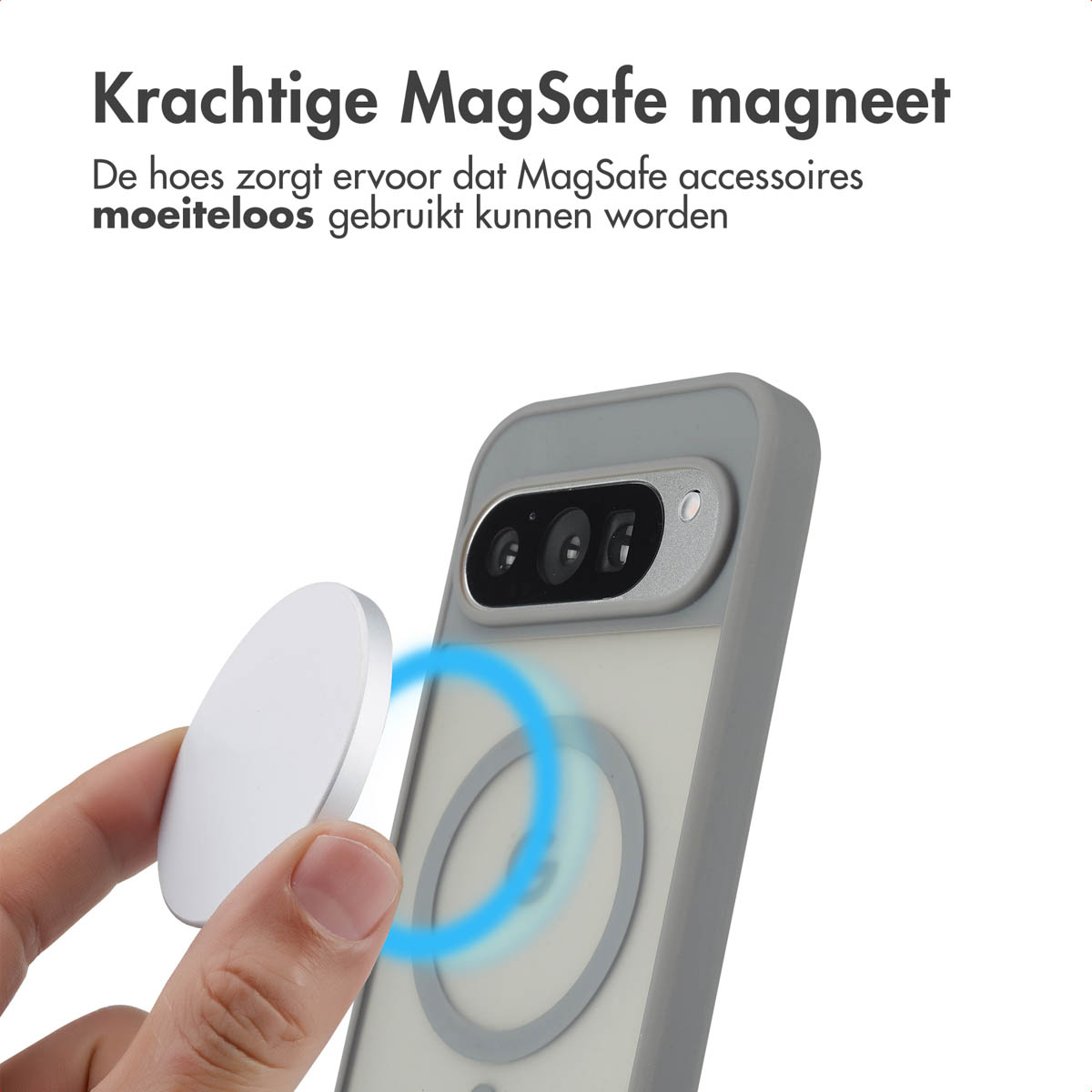 Hand plaatst een MagSafe-oplader op een telefoonhoesje. De hoes is grijs, met een zichtbare magnetische ring.