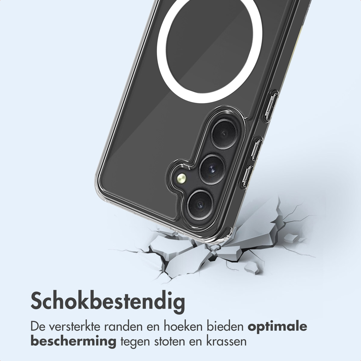 Custodia trasparente con telefono. La custodia è su una superficie incrinata. Primo piano sulla fotocamera.