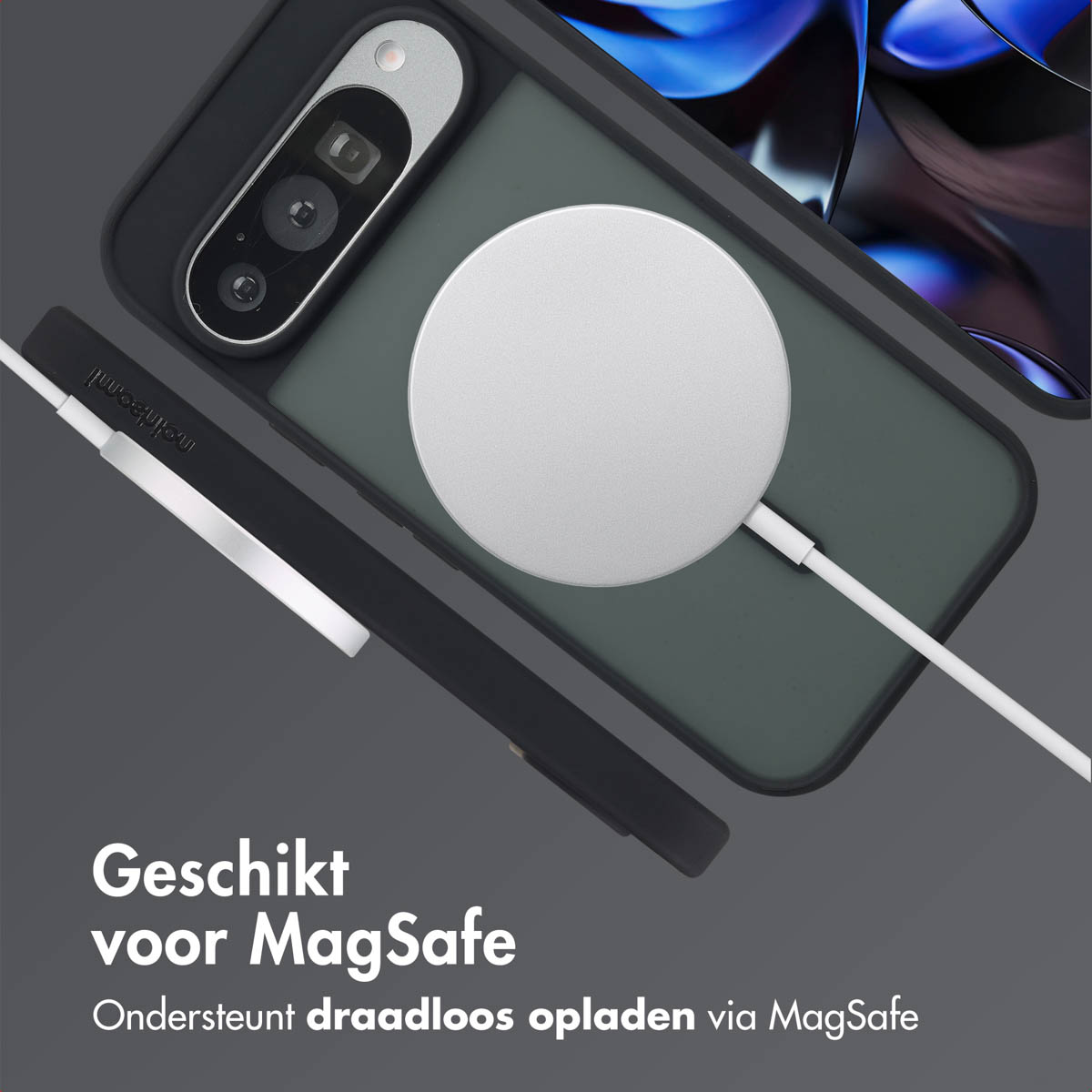 Een telefoon in een grijze hoes wordt opgeladen met een witte MagSafe-oplader op een grijs oppervlak.