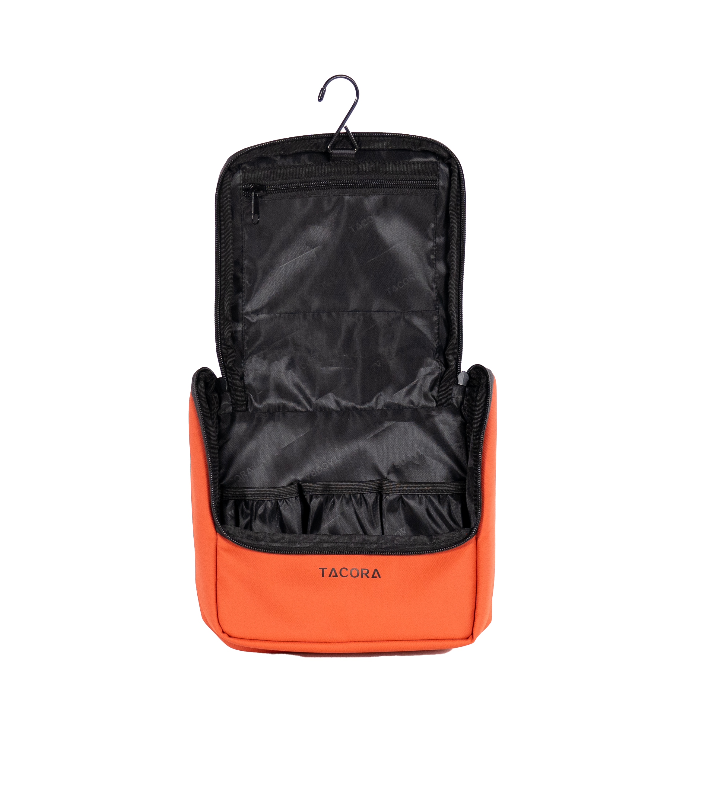 Bolsa de aseo naranja, abierta, con compartimentos interiores negros. Fondo negro.