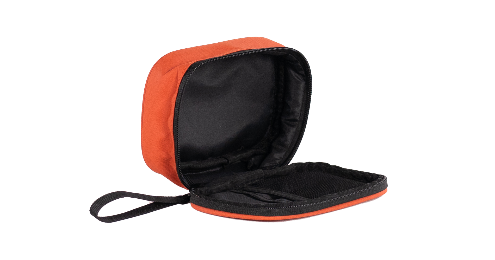Estuche de viaje naranja, abierto, mostrando interior negro y bolsillo de malla.