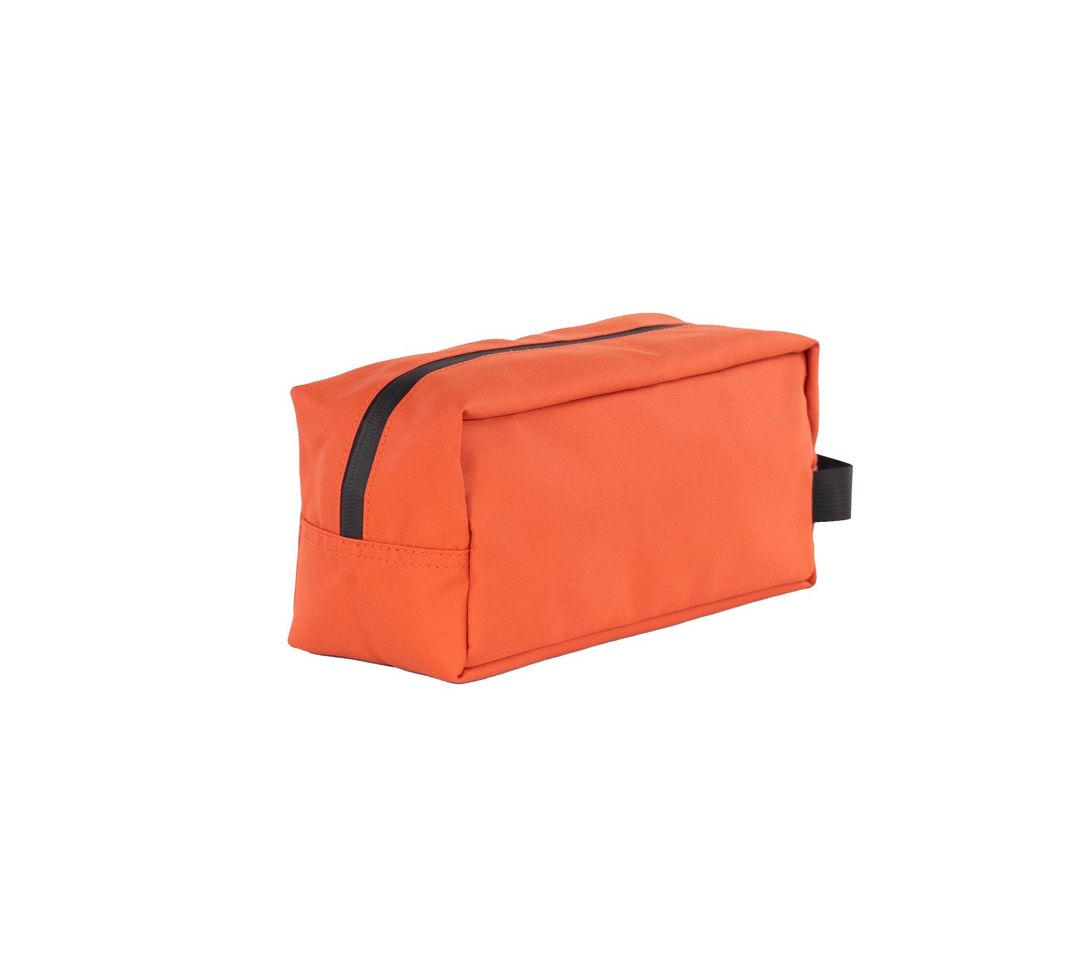 Una bolsa de aseo rectangular naranja con cremallera y asa negras. El fondo es negro.