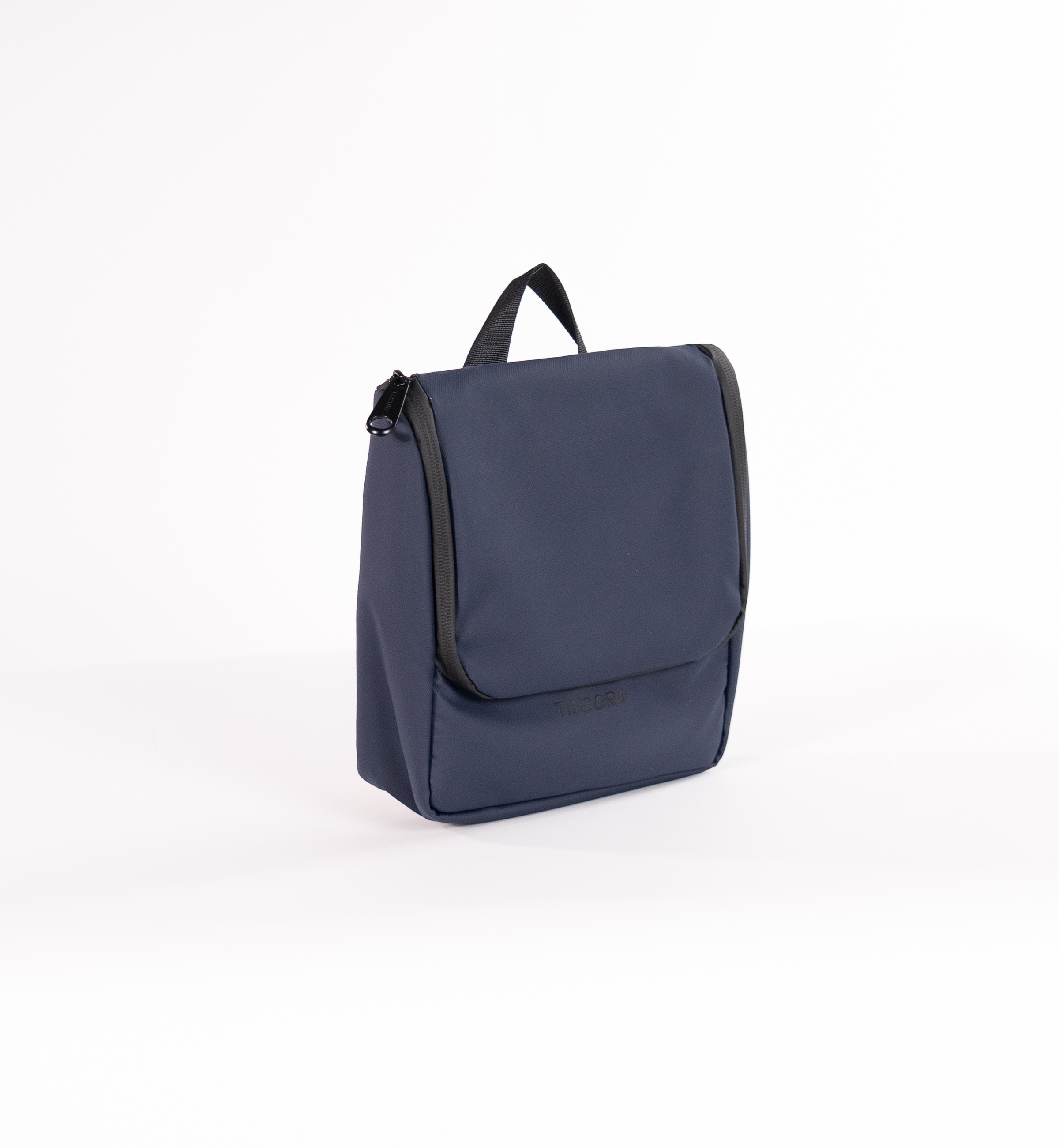 Una bolsa de viaje azul oscuro colgando de un asa negra. La bolsa es rectangular y tiene una cremallera.
