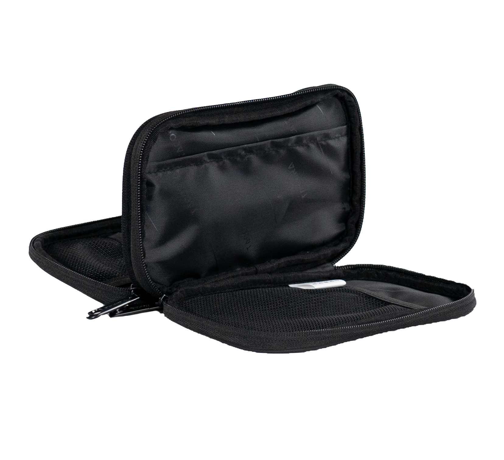 Un estuche de viaje negro y abierto, que revela un interior negro con compartimentos y un bolsillo de malla.