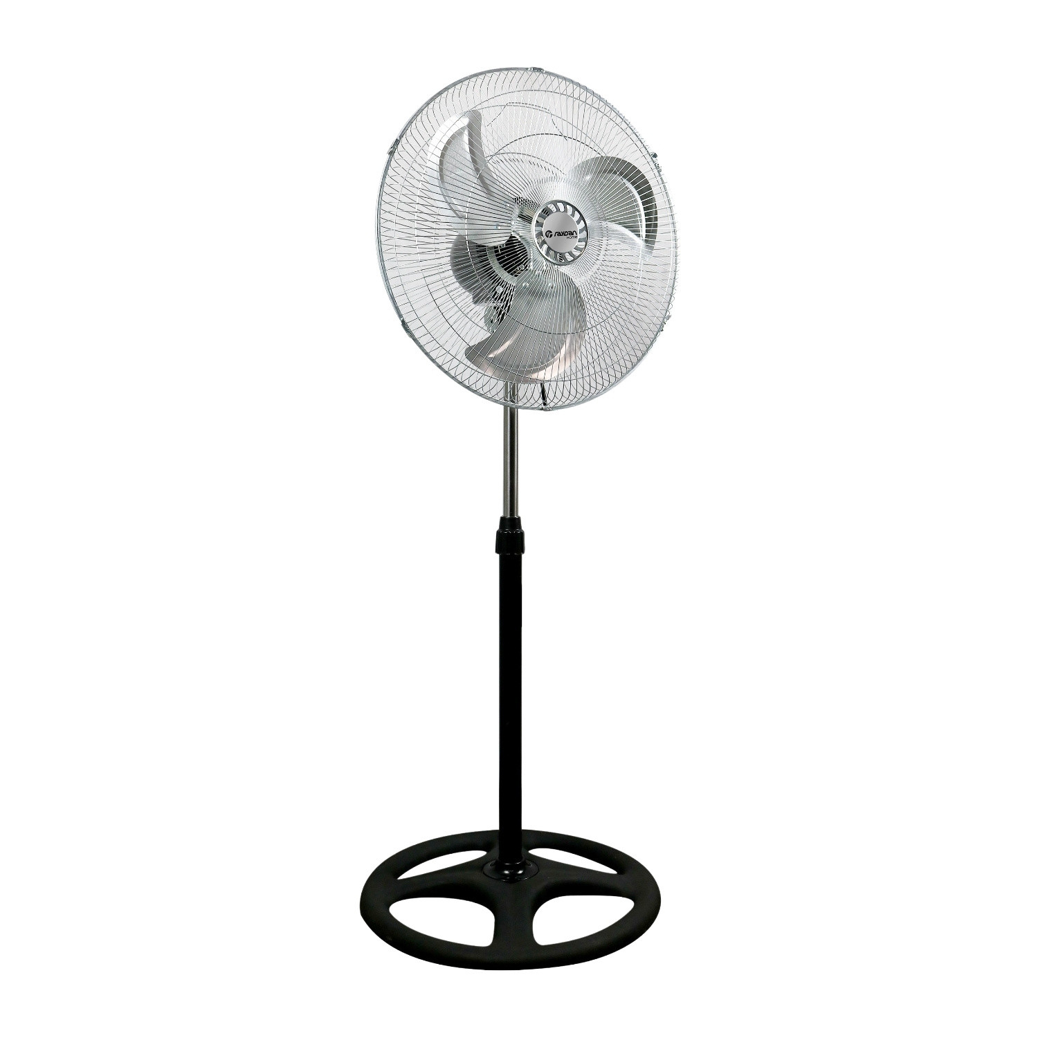 Un ventilador de pie con base negra y jaula plateada.