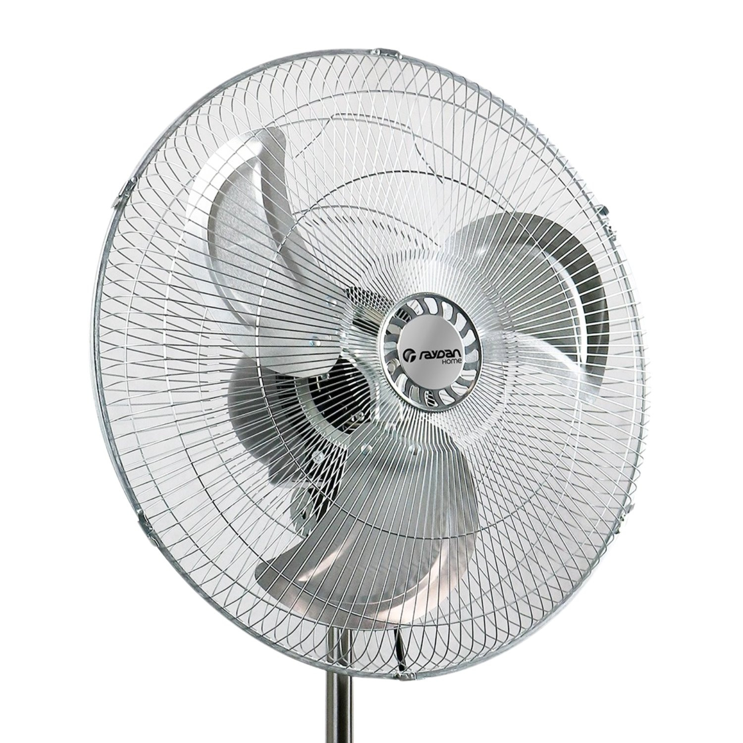 Un ventilador eléctrico plateado con tres aspas y una jaula protectora. Está en un soporte.