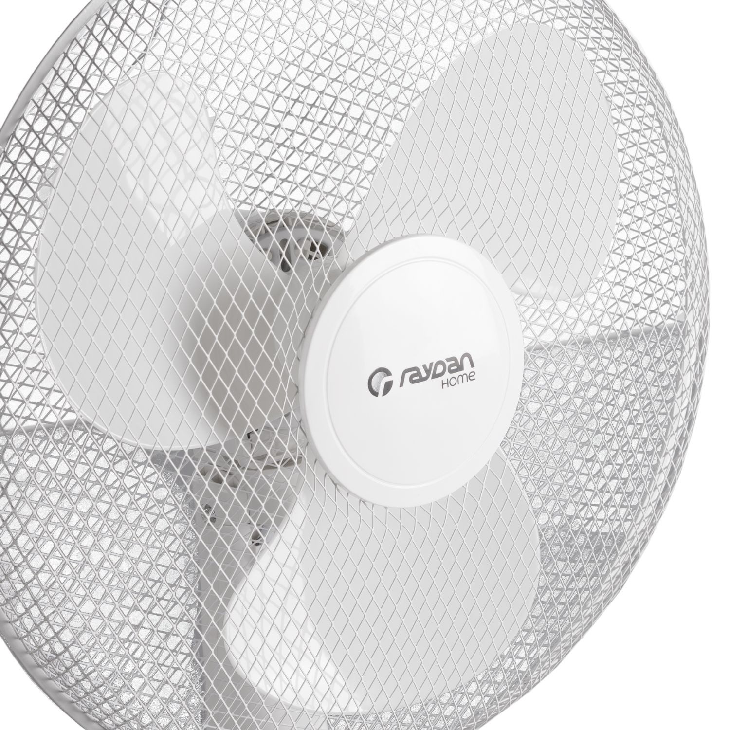 Primer plano de ventilador Raydan Home blanco, con rejilla y tres aspas.
