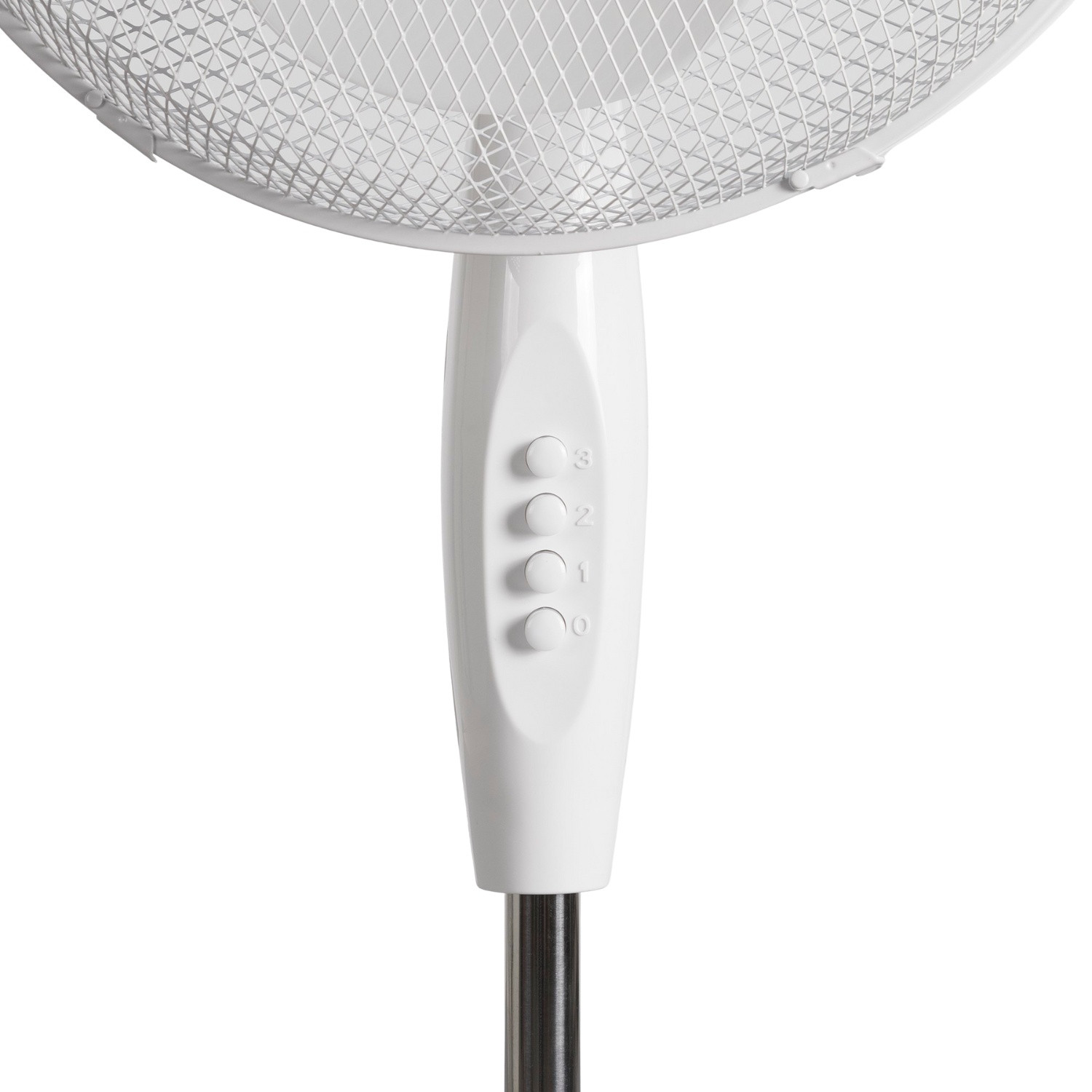Un ventilador de pie blanco con botones para el control de velocidad. El ventilador está sobre fondo blanco.